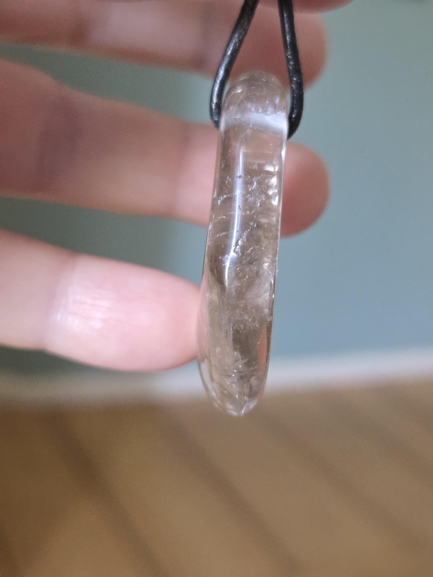 Rauchquarz Kristall Anhänger mit zauberhaftem Innenleben Silber Glimmer, 43 x 29 x 9 mm, gebohrt, an verstellbarem Lederband