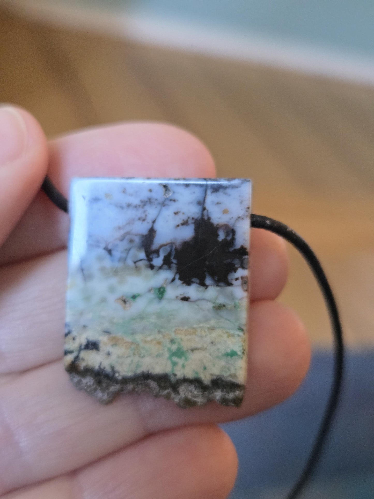Rarität! Garut Holzopal versteinertes opalisiertes Holz aus Indonesien, Anhänger, 30 x 24 x 8 mm, gebohrt, an verstellbarem Lederband