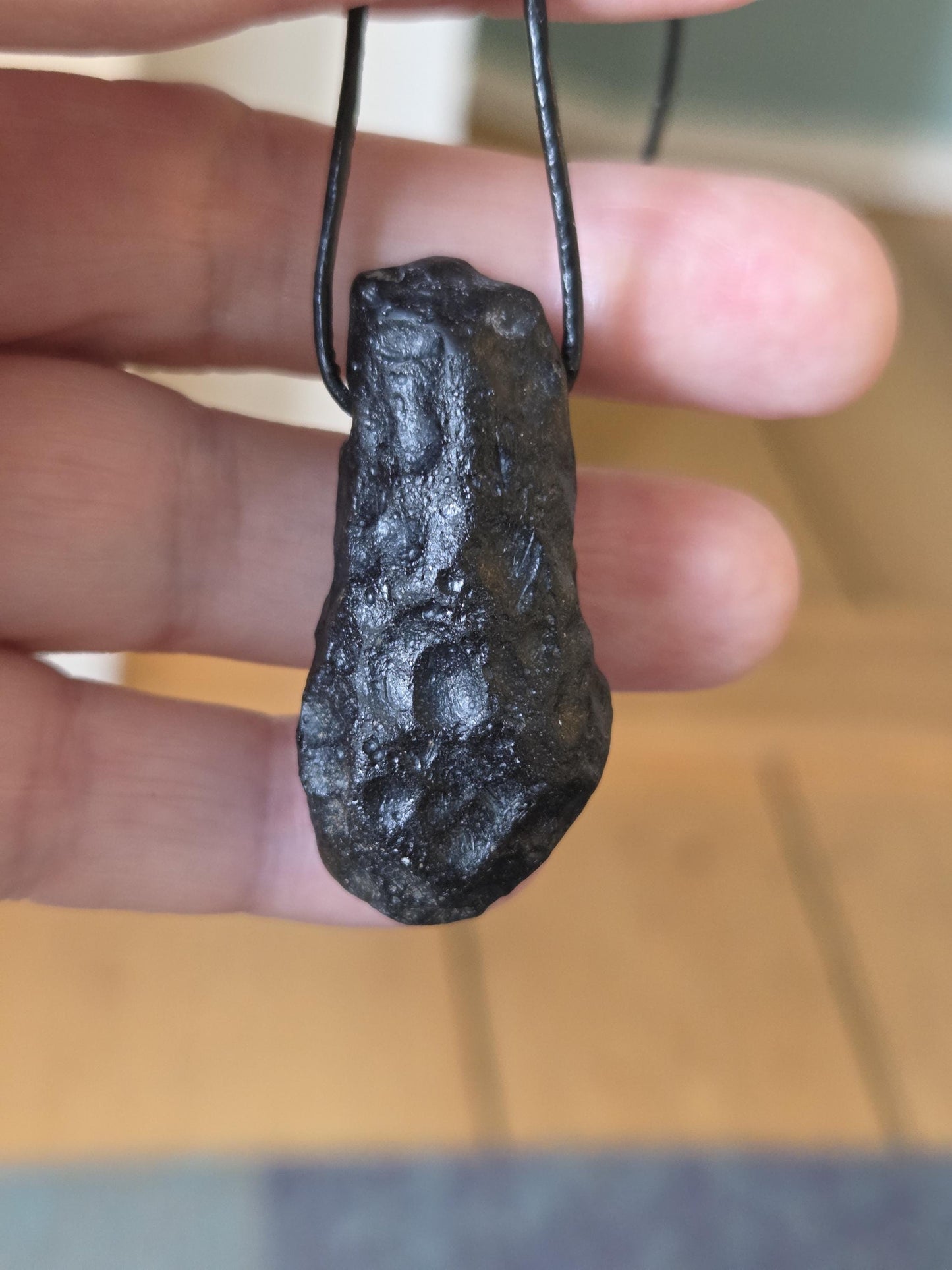 Tektit Indochinit schwarzer Moldavit Meteorit splashform Tropfen Anhänger, 43 x 22 x 18 mm, gebohrt, an verstellbarem Lederband