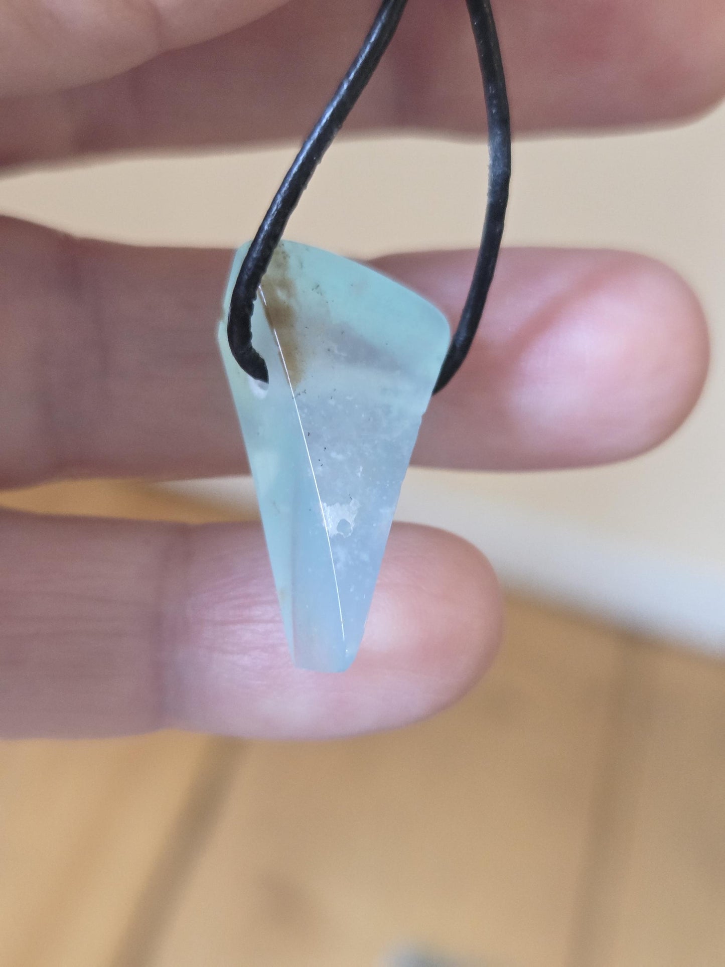 Filigraner Andenopal blau Chrysopal hellblau türkis Anhänger, 27 x 16 x 8 mm, gebohrt, an verstellbarem Lederband