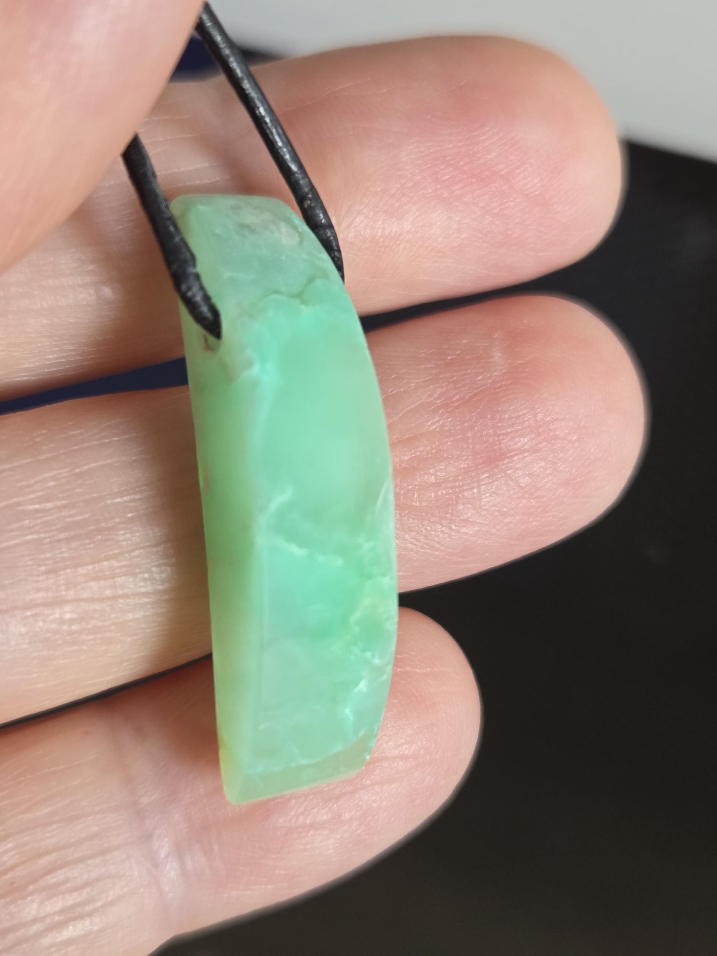 Extravaganter Chrysopras Anhänger, Halbmond stäbchenförmig , 33 x 9 x 7 mm, gebohrt, an verstellbarem Lederband