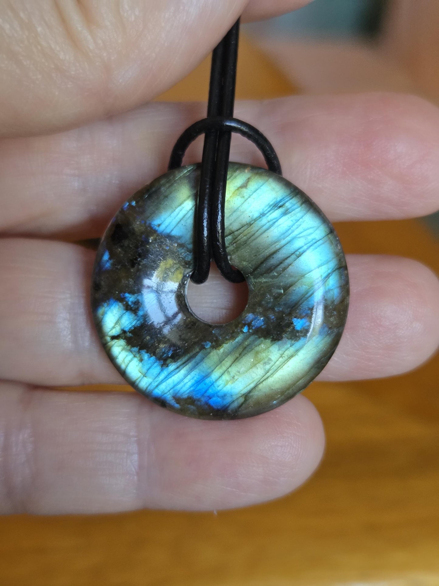 Labradorit blau grün Donut grün blauer Labradorit Anhänger, 30 x 6 mm, gebohrt, an verstellbarem Lederband