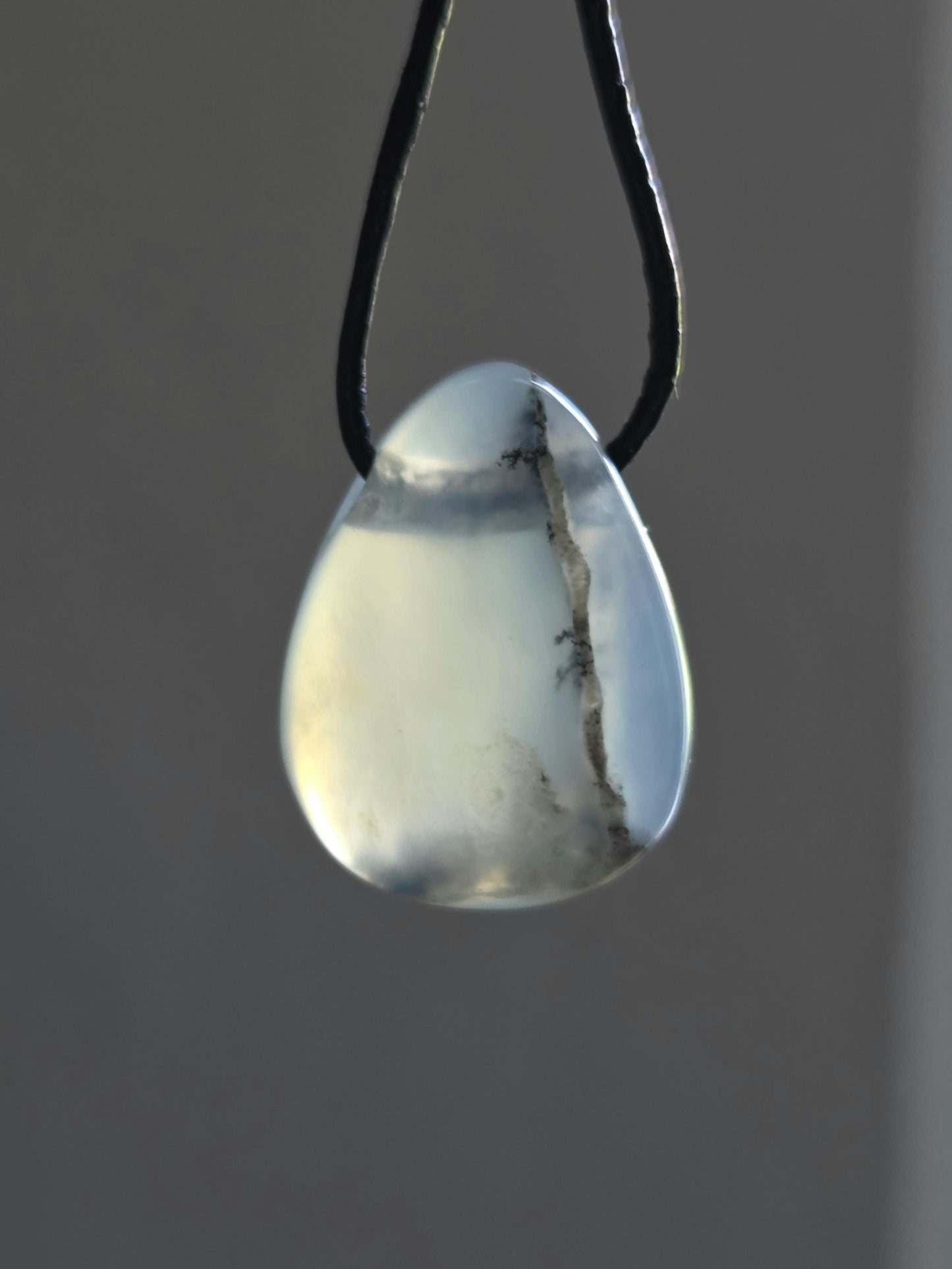 Andenopal blau hellblau beige, Chrysopal, kleiner Anhänger, 24 x 18 x 9 mm, gebohrt, an verstellbarem Lederband