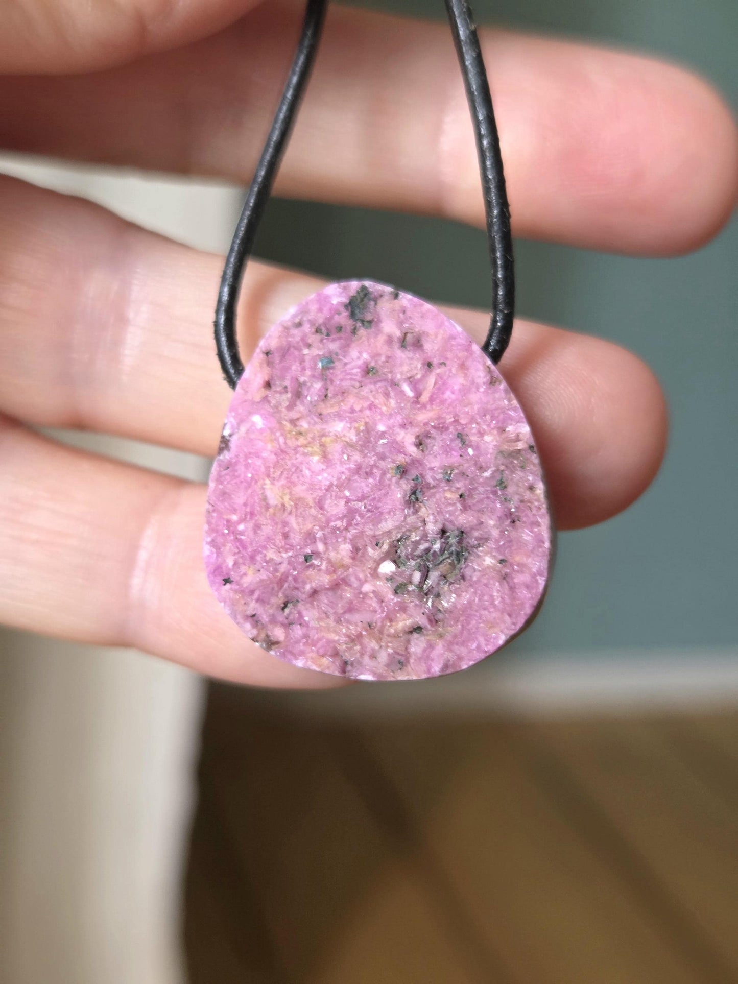 Rosa, pinkfarbener Kobalt Calcit, kobalto calcit, 29 x 24 x 9 mm, gebohrt, an verstellbarem Lederband, Herzöffnung Herzchakra Selbstliebe