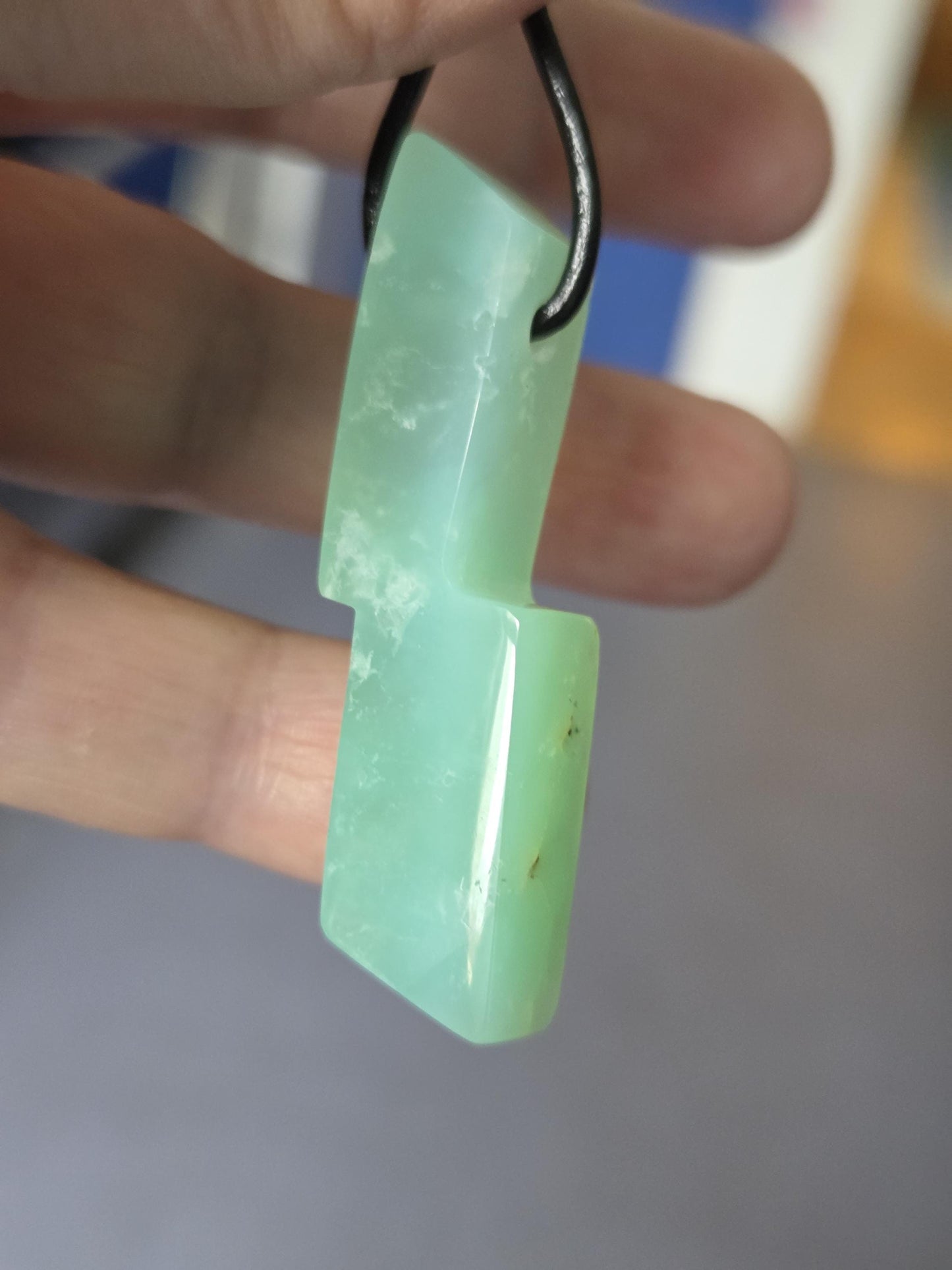 Außergewöhnlicher Chrysopras Anhänger, 50 x 14 x 10 mm, gebohrt, an verstellbarem Lederband