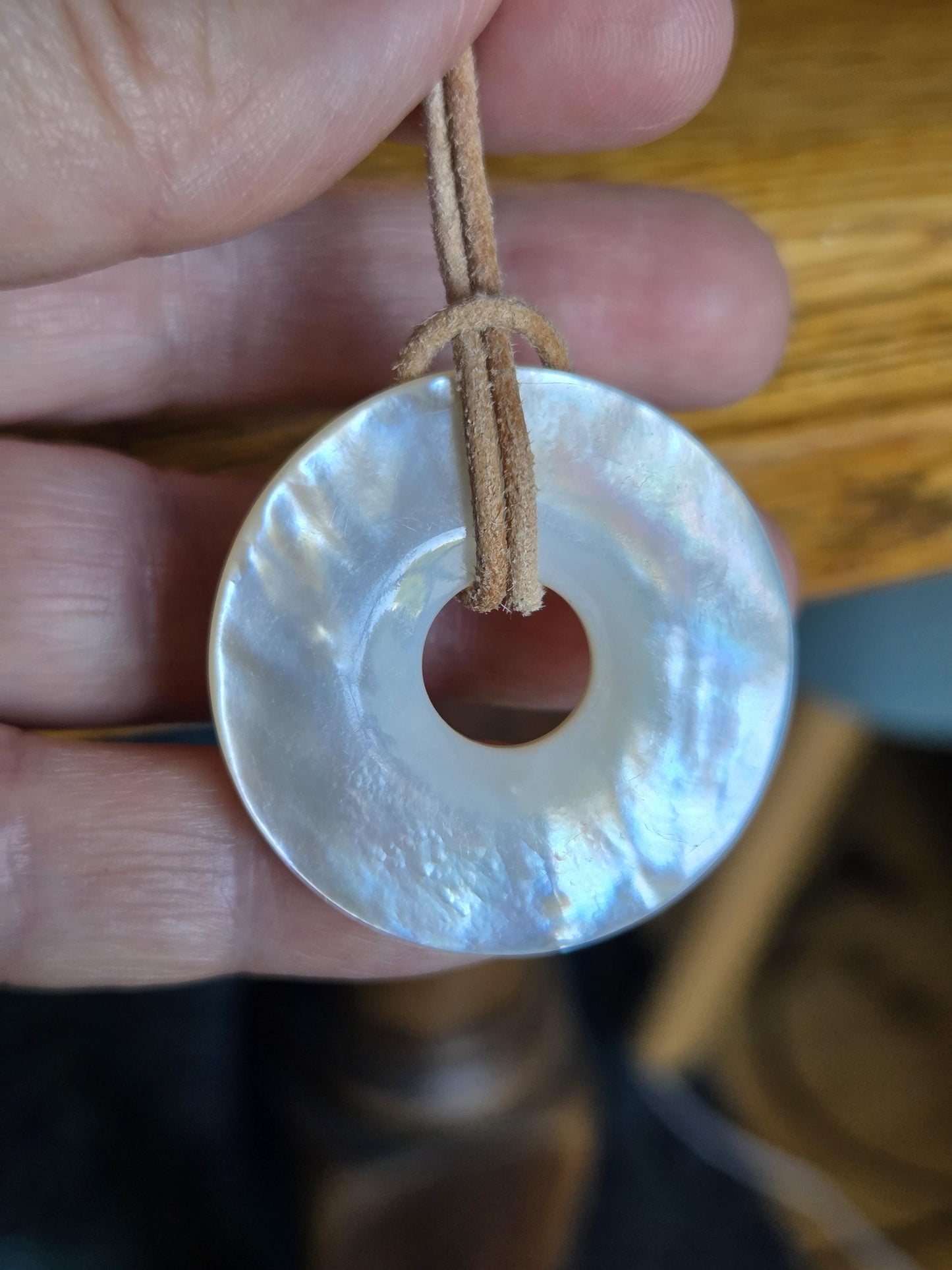 Hochwertiger Perlmutt weiß Donut White Lip mit Tiefenglanz Seeopal , Anhänger 35 x 6 mm, an verstellbarem Lederband