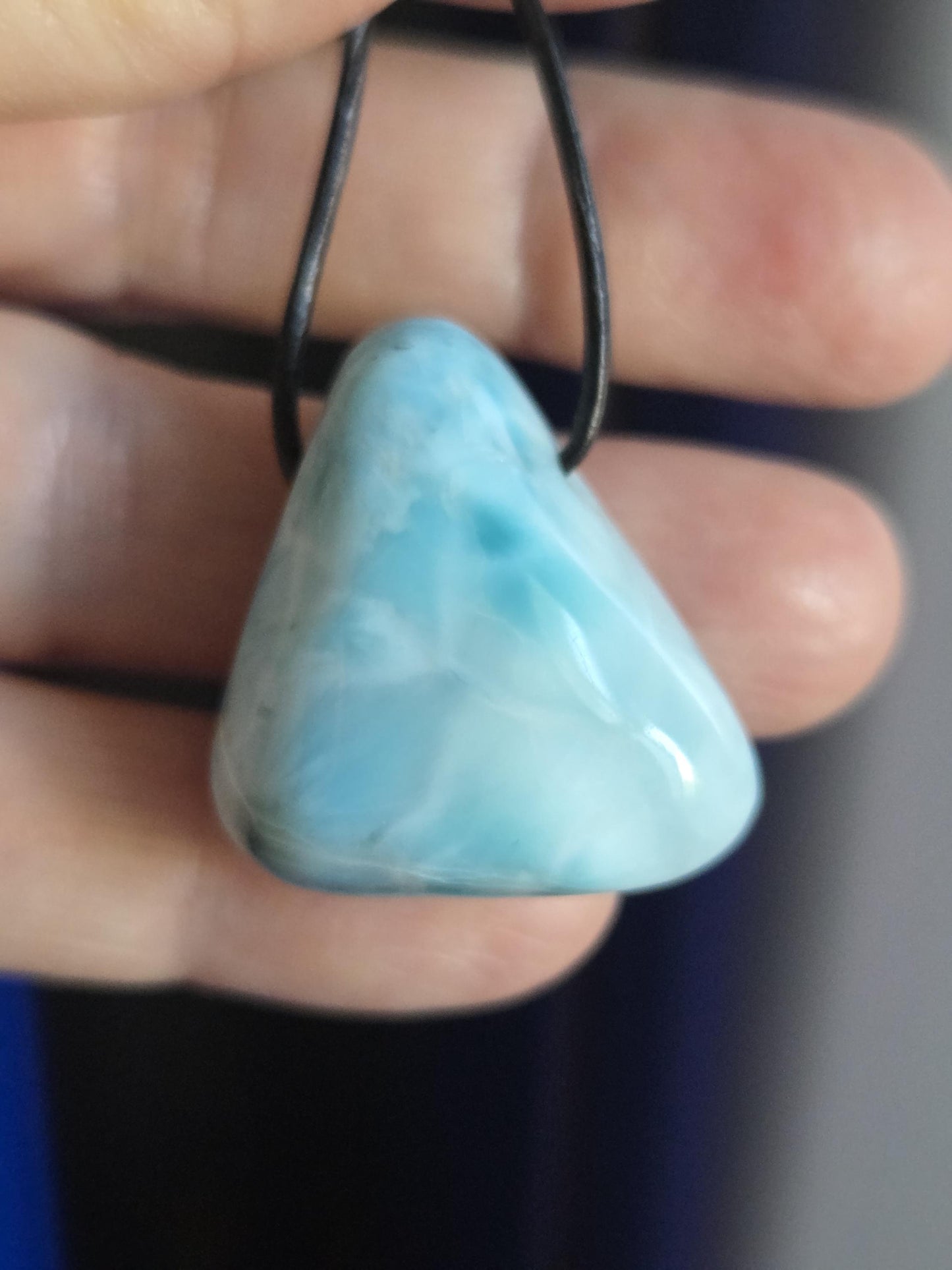 Hübscher Larimar, Atlantis Stein Anhänger, Karibik Schmuck, 29 x 28 x 17 mm, gebohrt, an verstellbarem Lederband, handgefertigter Unikat