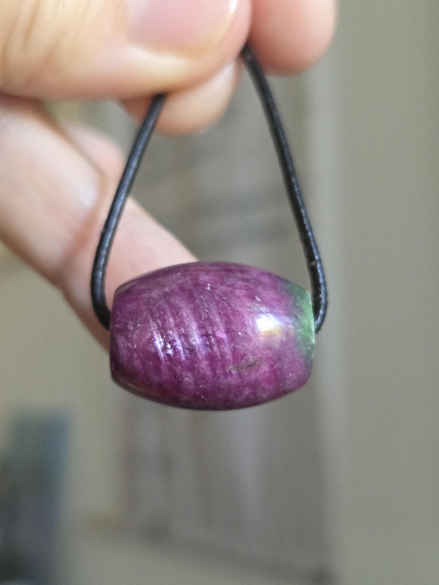 Rubin mit einem Hauch Zoisit, Anyolith Tönnchen Anhänger, 17 x 23 mm, gebohrt, an verstellbarem Lederband