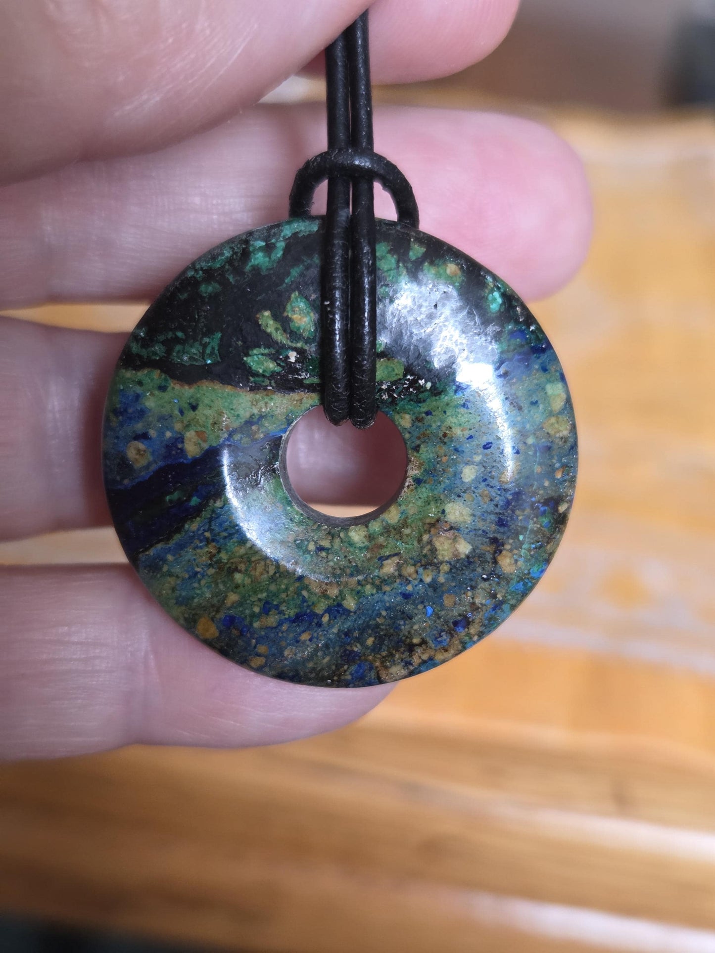 Märchenhafter Azurit Malachit Donut Anhänger, 35 x 8 mm, an verstellbarem Lederband, Boho Schmuck Spiritual Hippie Goa Natur Schmuck