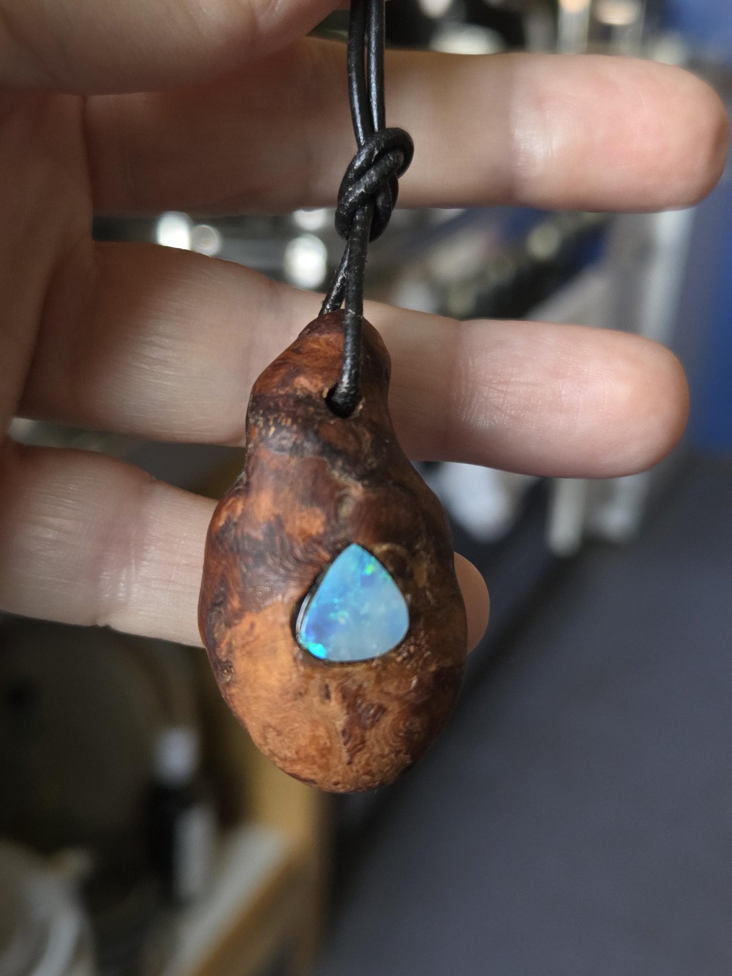 Magische Baumperle der Erle mit Boulder Opal, Holz mit Opal Anhänger, 44 x 25 x 21 mm, an verstellbarem Lederband, Druiden Ei, Hexenei