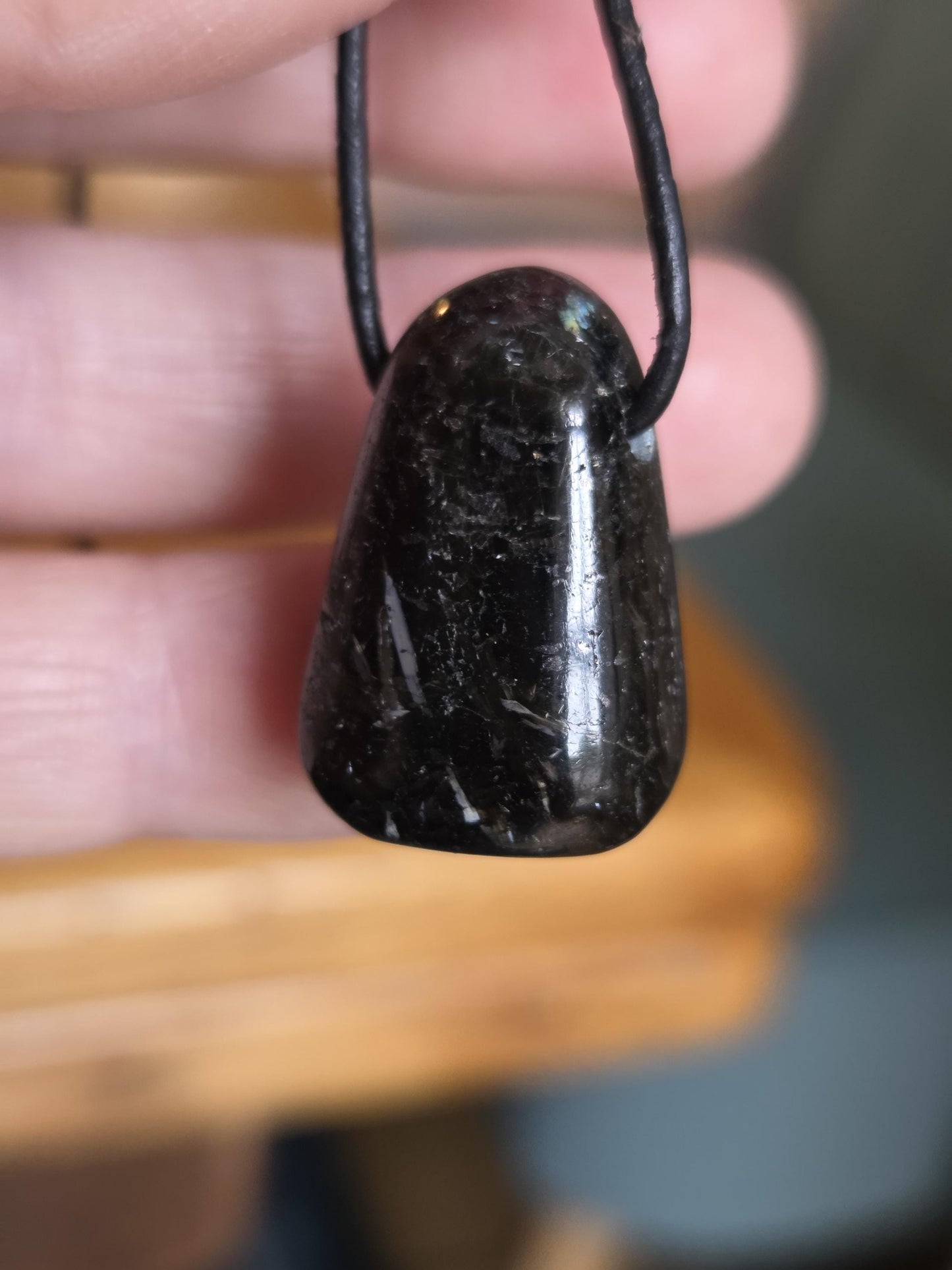 Magischer Nuumit sehr seltener Stein aus Grönland, Anhänger, 25 x 17 x 12 mm, gebohrt, an verstellbarem Lederband