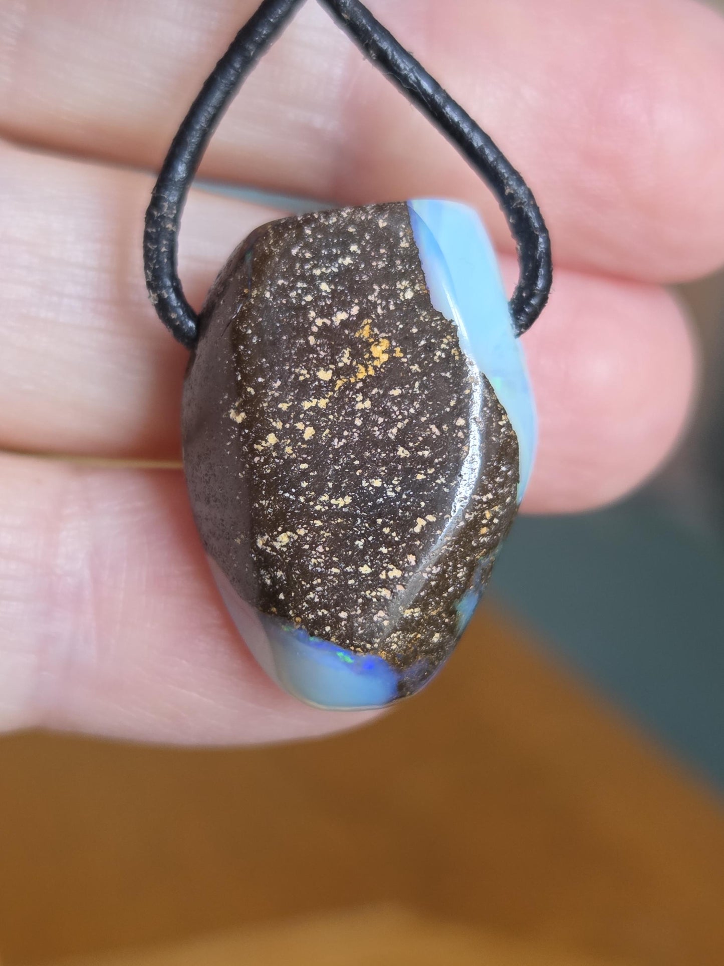 Boulder Opal Boulderopal Anhänger ,"Holiday", 26 x 18 x 10 mm, an verstellbarem Lederband, blauer Kristall Opal flashfire Opal