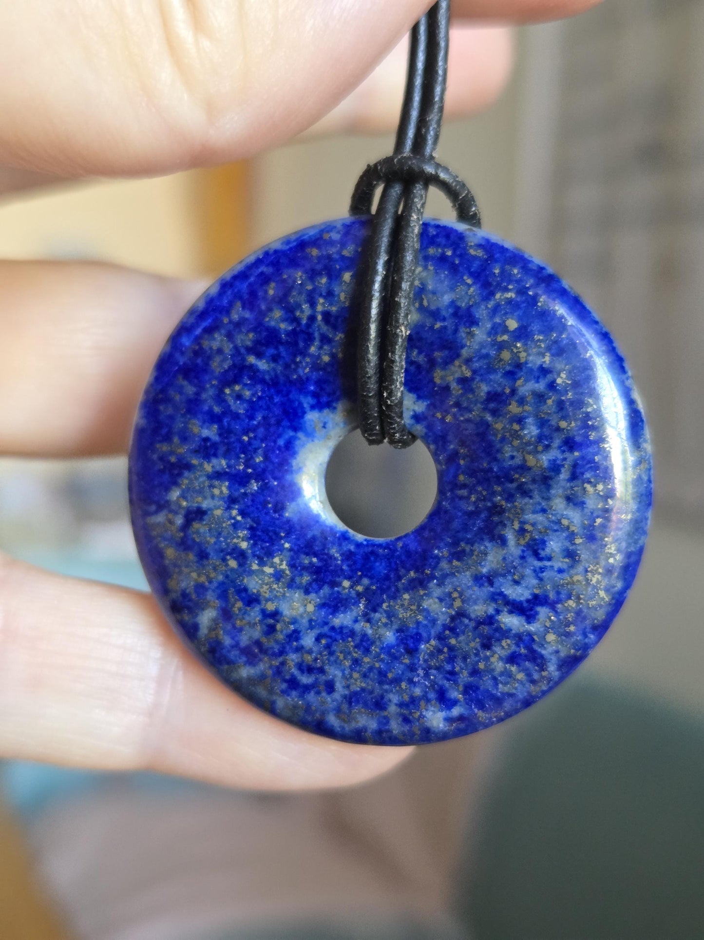 Lapislazuli Lapis Lazuli Donut groß, Anhänger, Stein der Engel, 40 x 6 mm, an verstellbarem Lederband, Hals Chakra, Boho Schmuck Spiritual