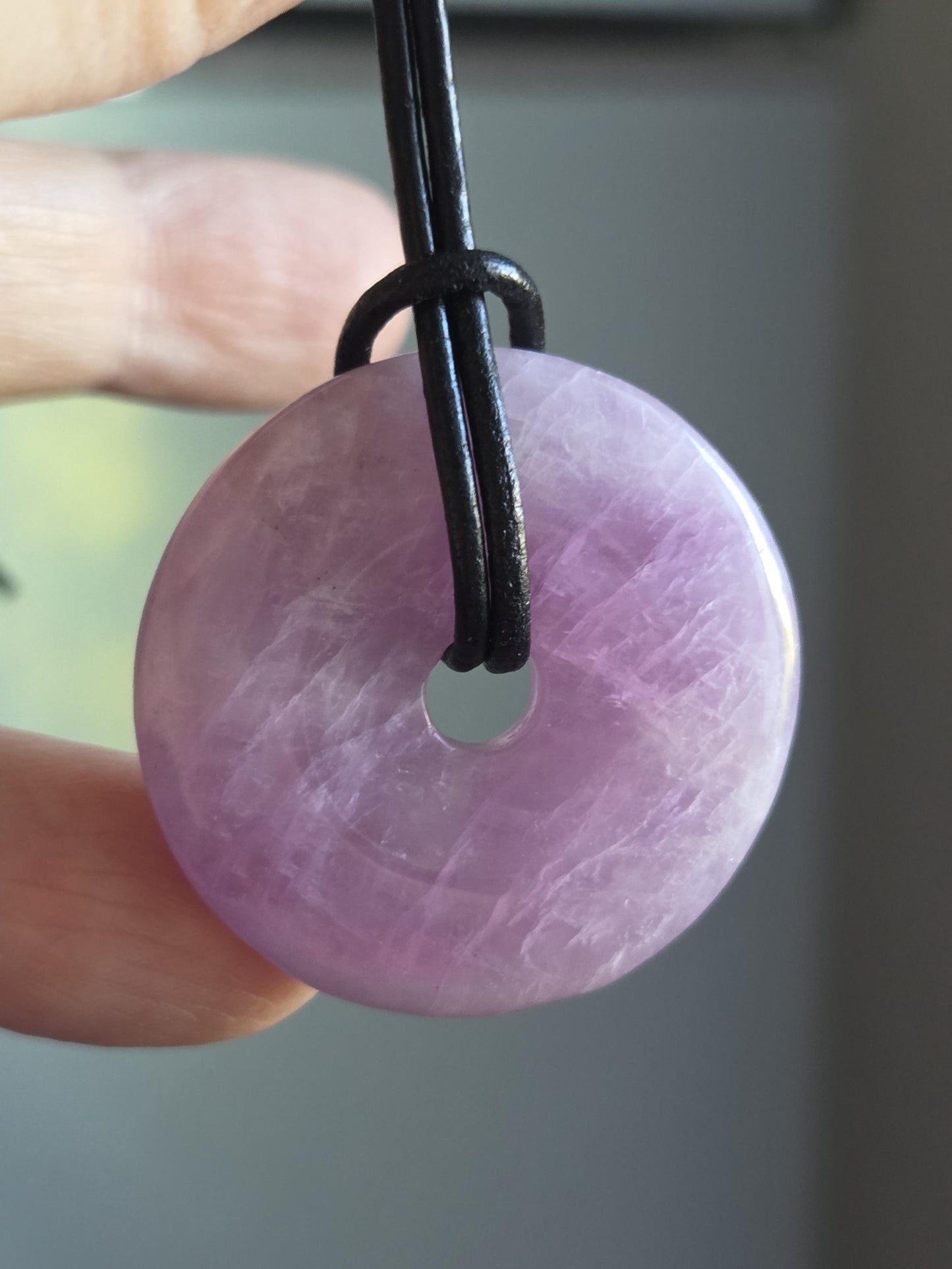 Kunzit Donut Kristall Anhänger, 33 x 8 mm, an verstellbarem Lederband, spiritueller Schmuck Herzchakra Selbstliebe