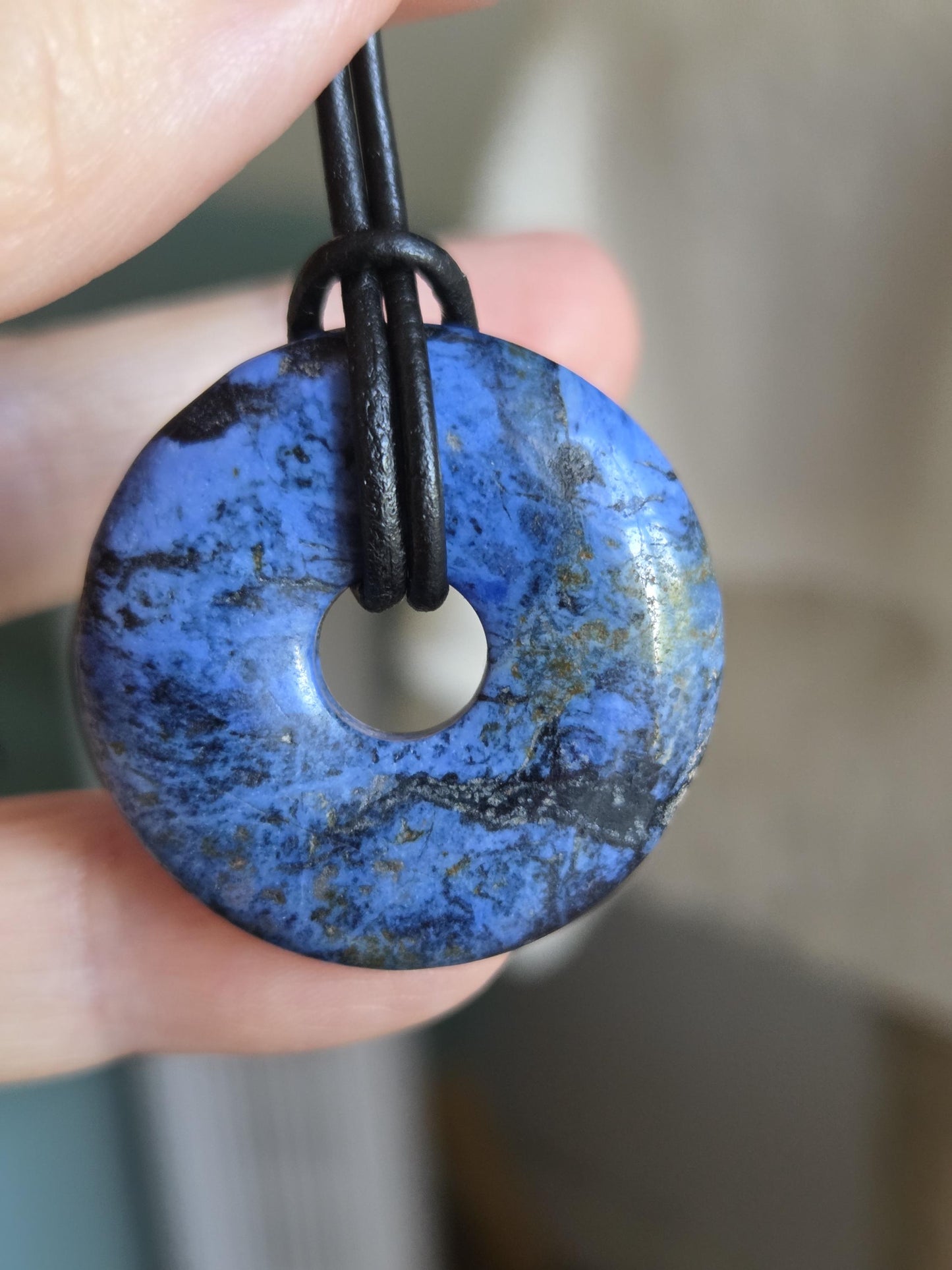 Dumortierit Donut Anhänger, Anti Stress Stein, 31 x 8 mm, an verstellbarem Lederband, Achtsamkeit, Halschakra Stirnchakra