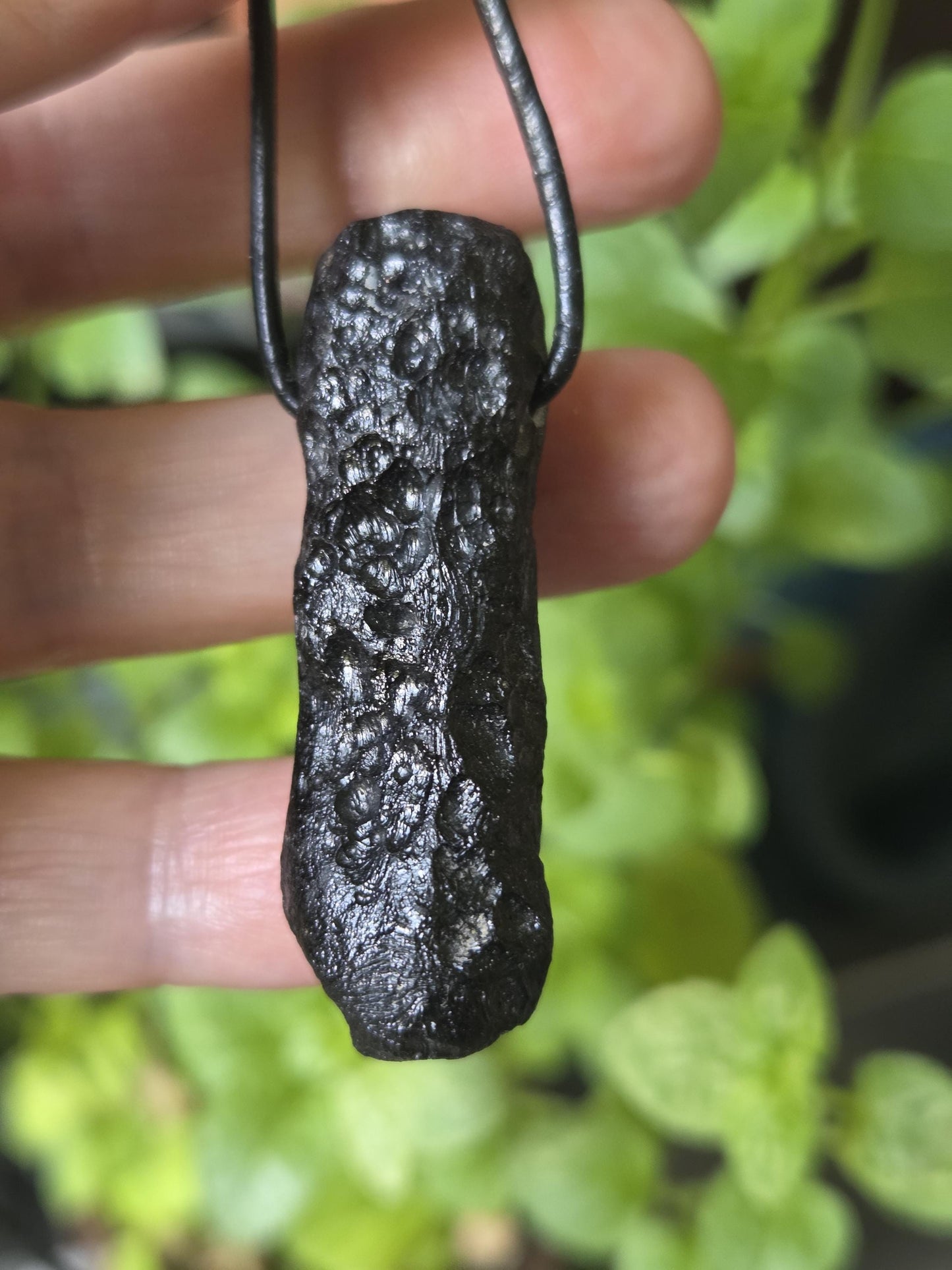 Tektit Indochinit schwarzer Moldavit Meteorit Tropfen großer 2Anhänger, 48 x 17 x 15 mm, gebohrt, an verstellbarem Lederband