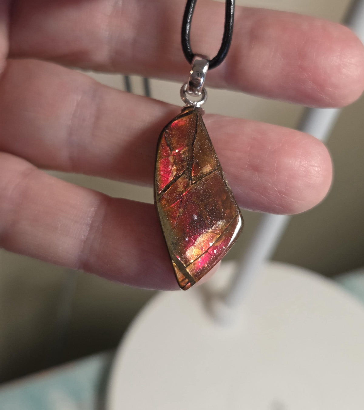 Ammolit Opal, Anhänger, 43 x 15 x 8 mm, an 925er Silber Öse, an verstellbarem Lederband