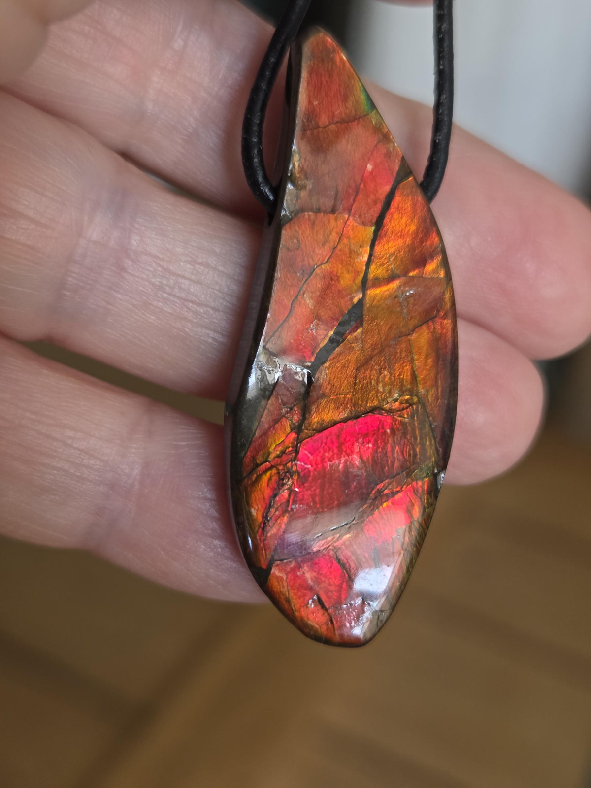 Seltener Ammolit Opal rot, Anhänger aus Alberta Kanada, 49 x 19 x 9 mm, gebohrt, an verstellbarem Lederband, Ammolit