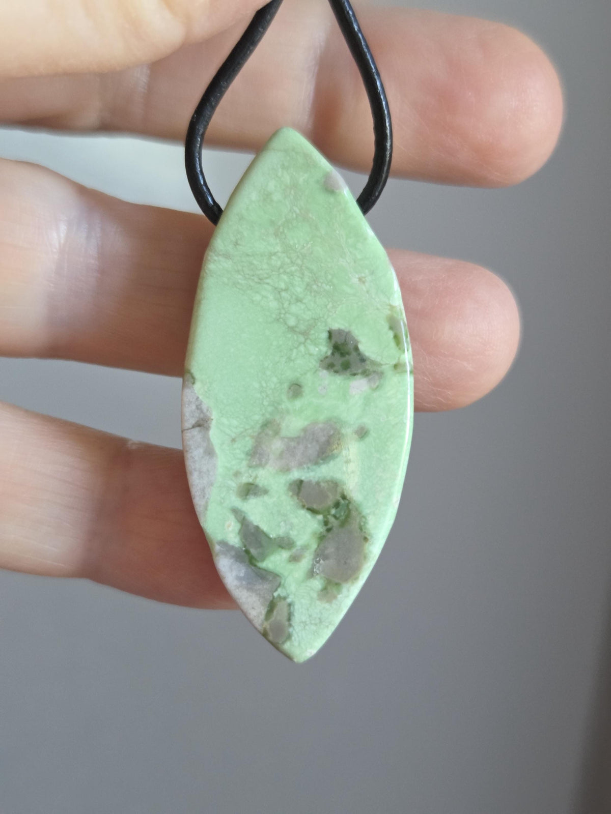 Seltener Variscit, Variscite, Variszit Anhänger, Navette förmig 48 x 20 x 8 mm, gebohrt, an verstellbarem Lederband, Herz Chakra Selbstliebe