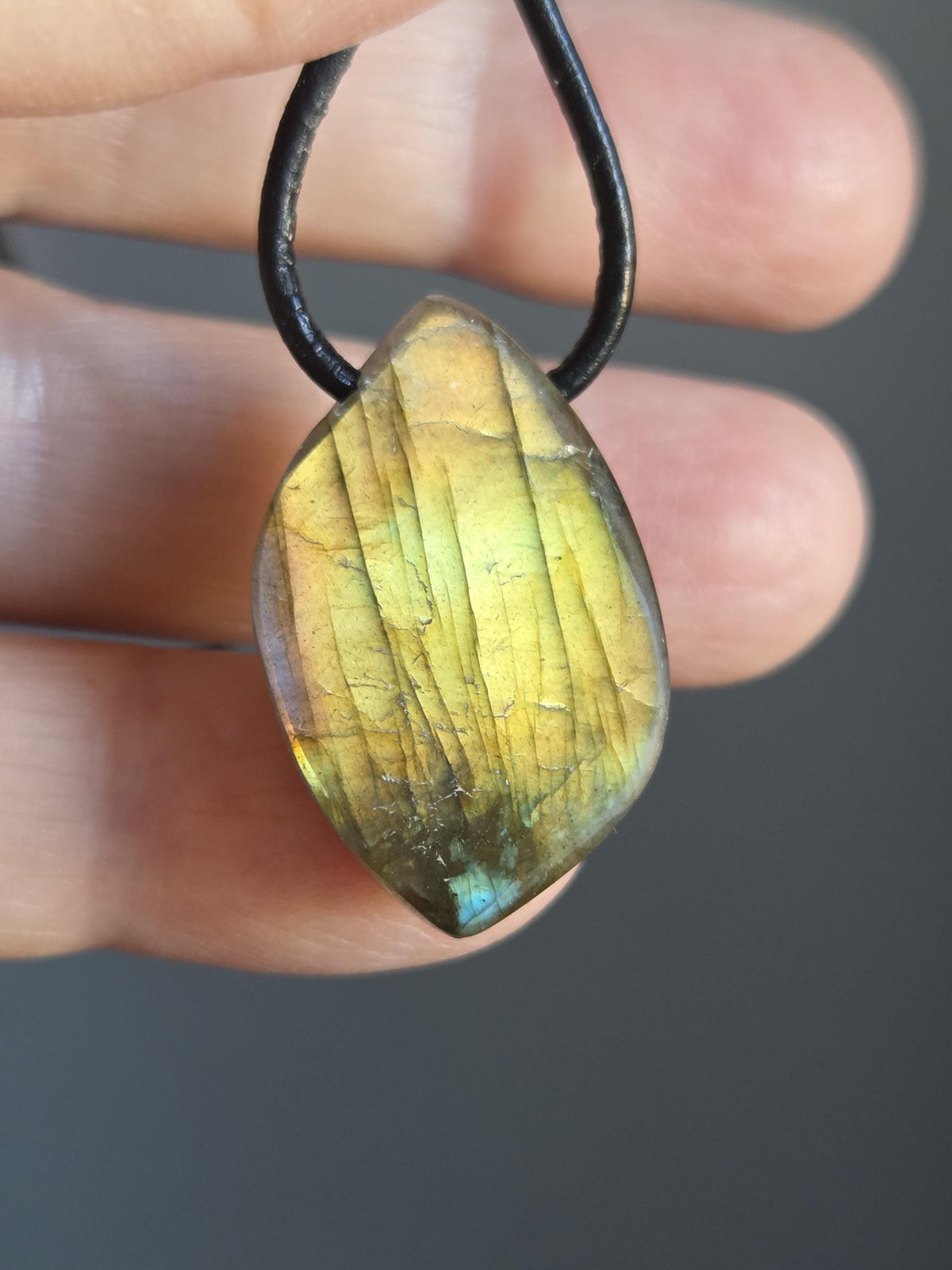 Labradorit Anhänger gold rosa blau grün Navette förmig, 29 x 18 x 8 mm, gebohrt, an verstellbarem Lederband