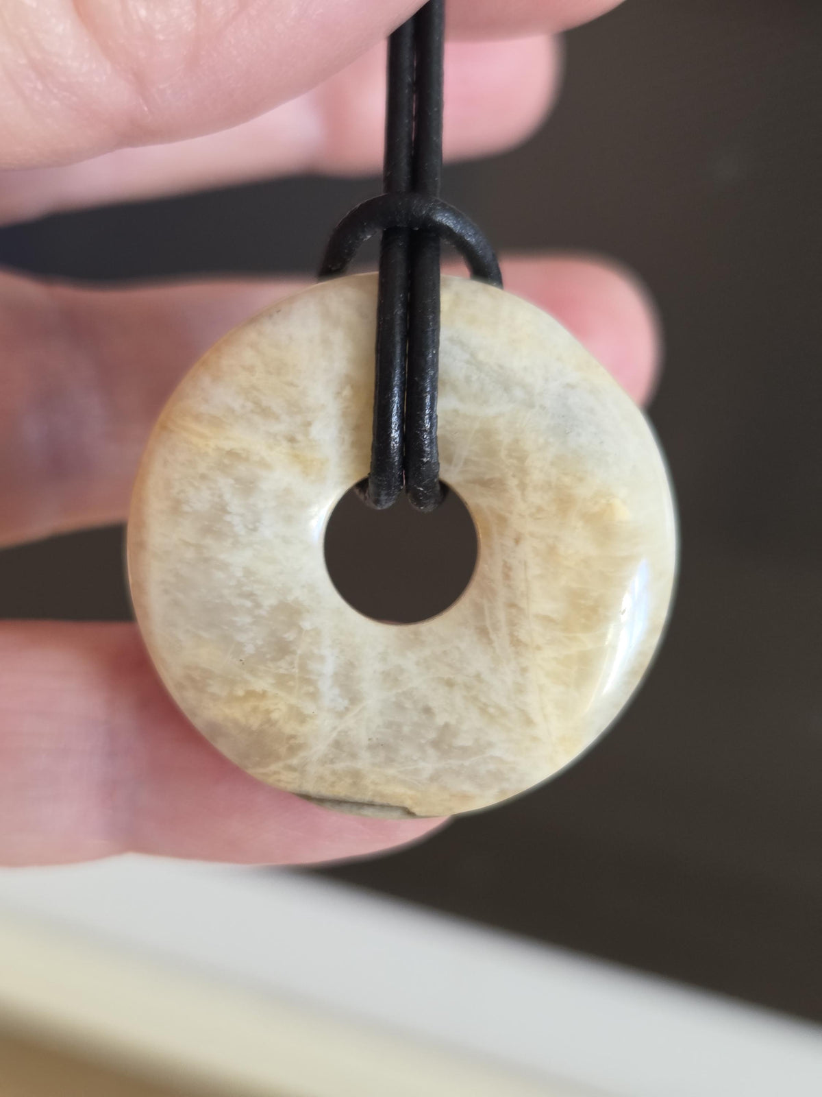 Hochwertiger echter Mondstein, cremeweiß, Donut, Anhänger, 30 x 6 mm, am Lederband Kronenchakra Meditation Weiblichkeit