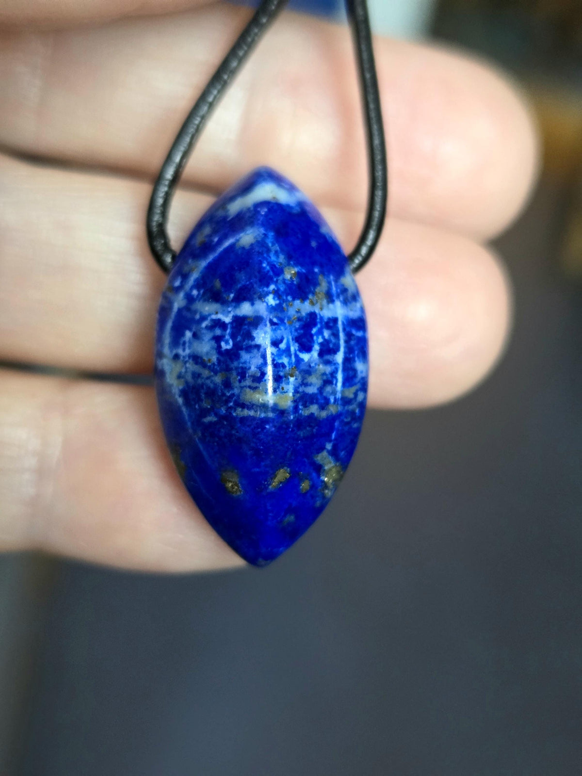 Lapislazuli Lapis Lazuli Anhänger Navetteförmig, Stein der Engel, 30 x 11 x 13 mm, gebohrt, an verstellbarem Lederband