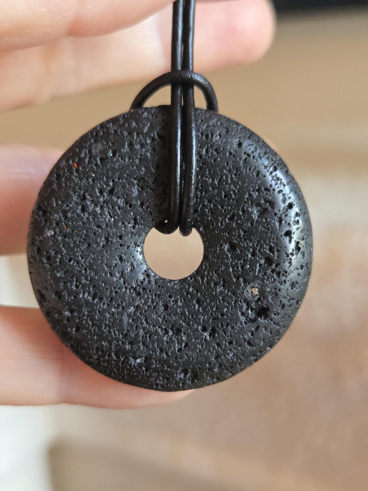 Lavastein Lava, aus dem Vulkan Hekla Island, Donut Anhänger, 40 x 8 mm, gebohrt, an verstellbarem Lederband
