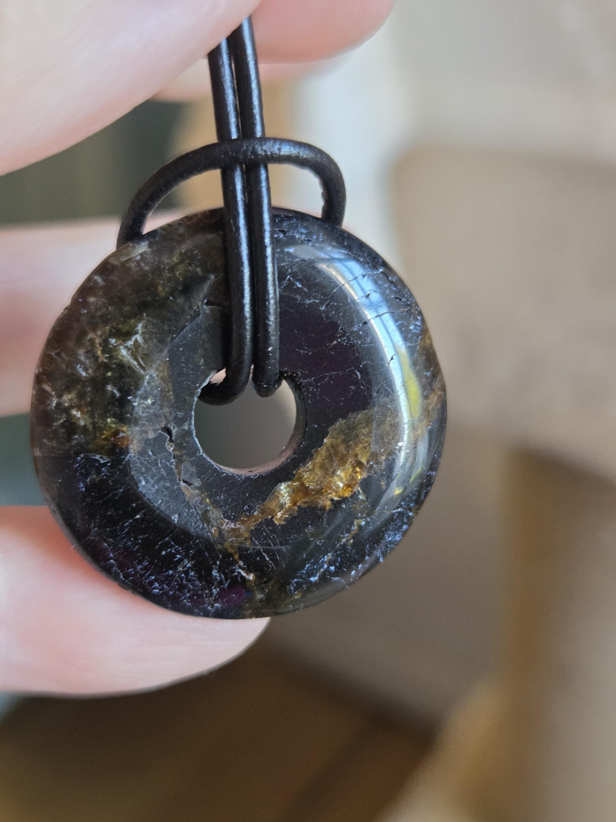 Schwarzer Turmalin Schörl, Dunut Anhänger, 30 x 7 mm, an verstellbarem Lederband, Schutzstein Schutzamulett