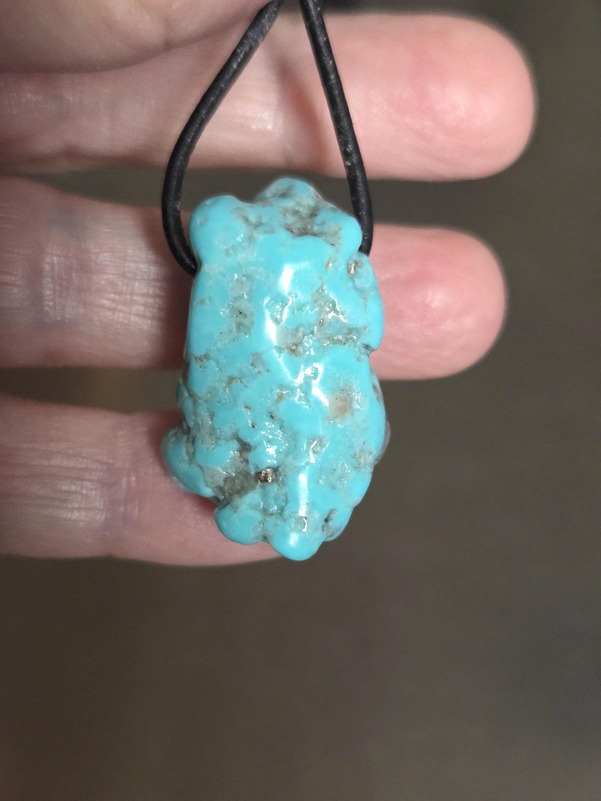 Schöner Türkis großer Nugget Anhänger, 32 x 21 x 18 mm, gebohrt, an verstellbarem Lederband