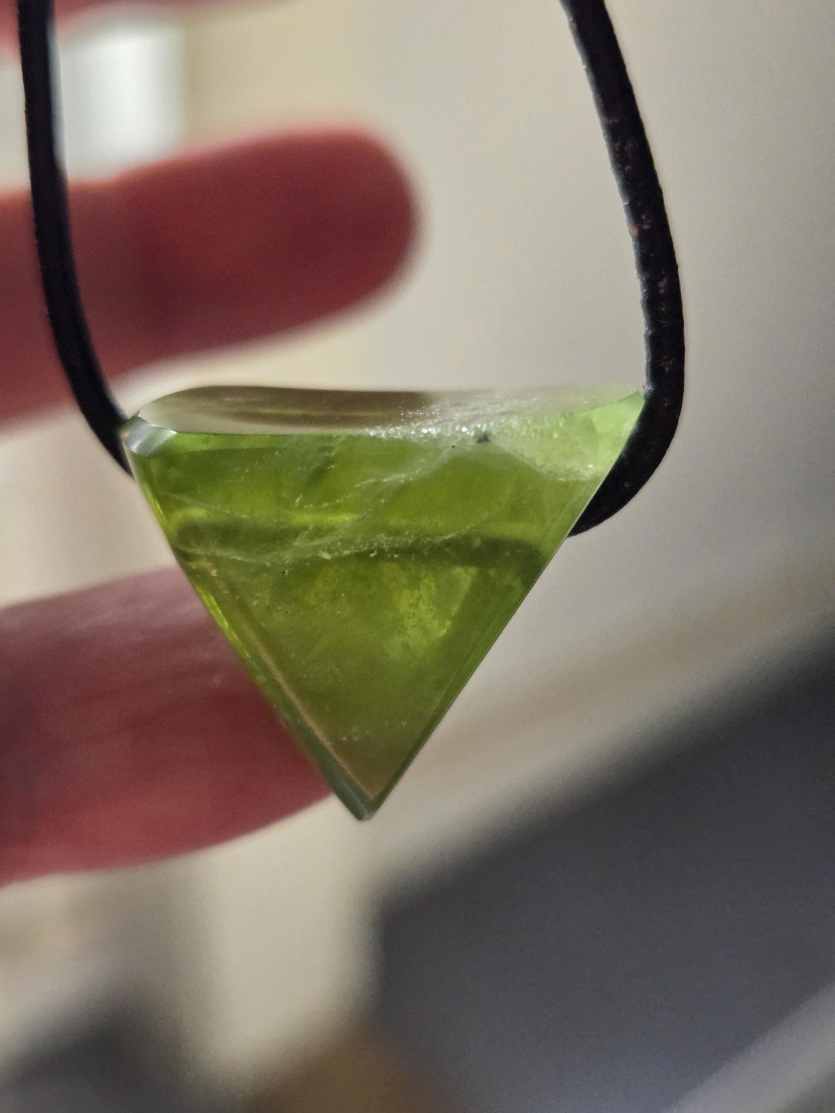 Magischer Peridot Olivin, Kristall, geschliffener Anhänger, 25 x 23 x 15 mm , gebohrt, an verstellbarem Lederband