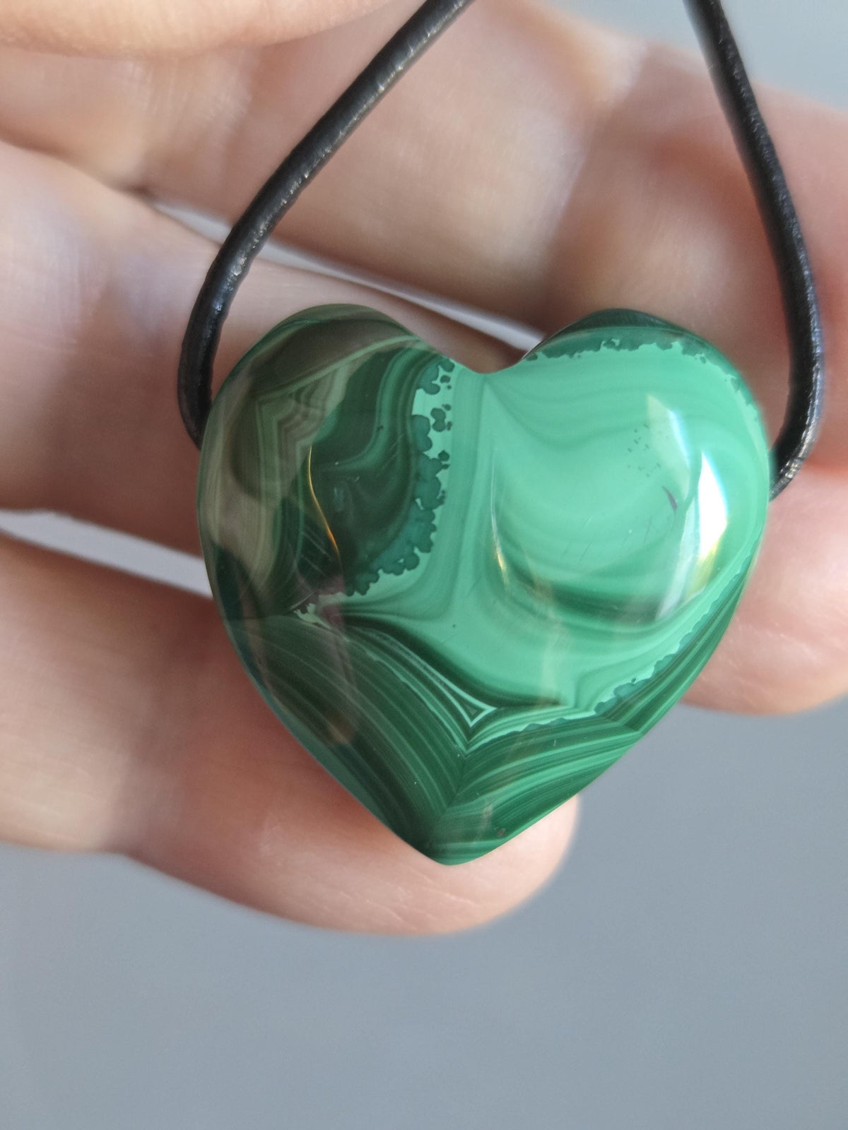 Malachit Herz Anhänger, gebohrt, am Lederband, 28 x 26 x 14 mm, gebohrt, an verstellbarem Lederband, Herzchakra Selbstliebe