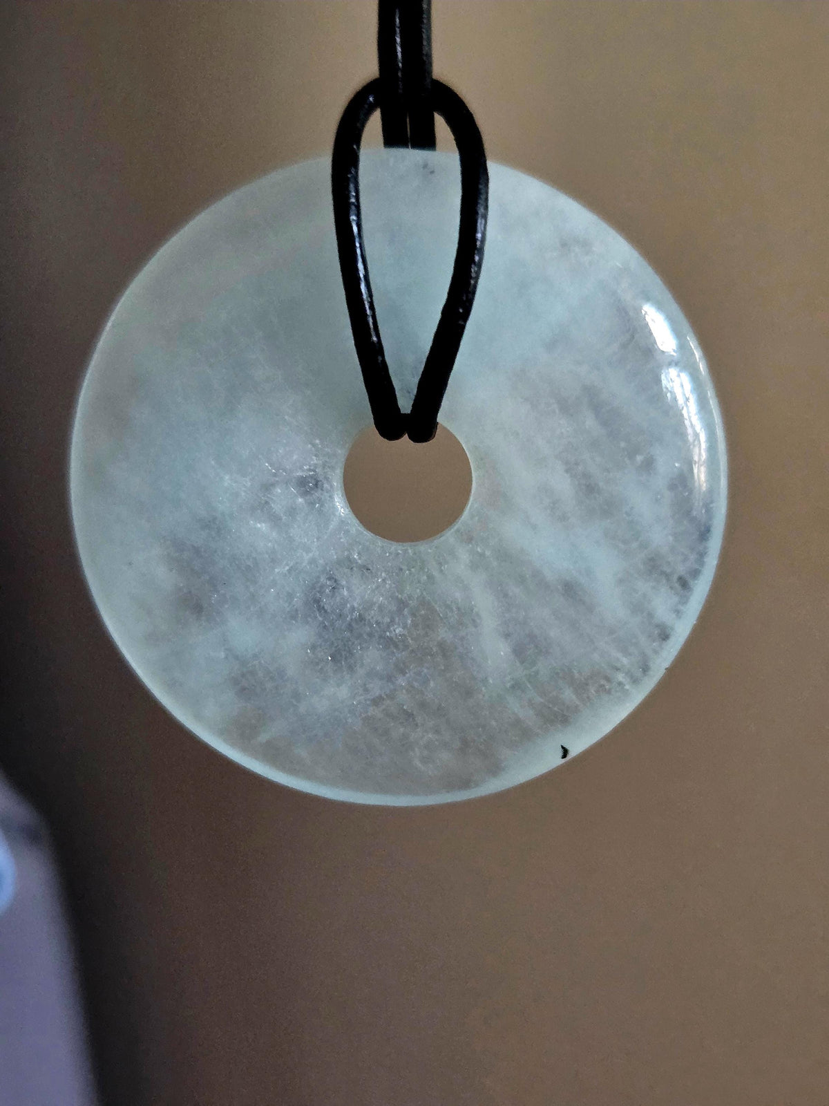 Aquamarin Anhänger Donut groß an verstellbarem Lederband, 42 x 8 mm