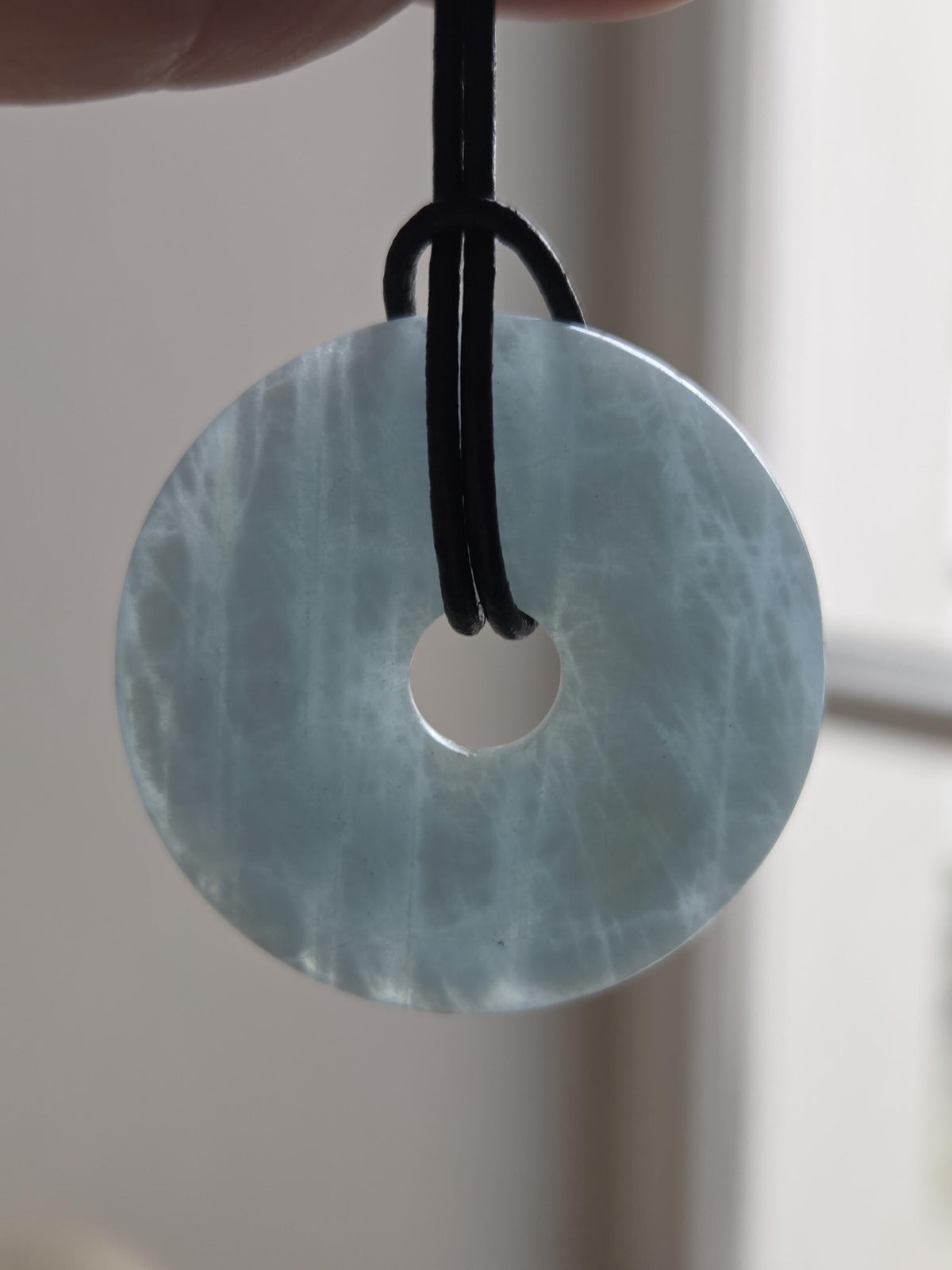 Aquamarin Anhänger, Donut an verstellbarem Lederband, 38 x 8 mm