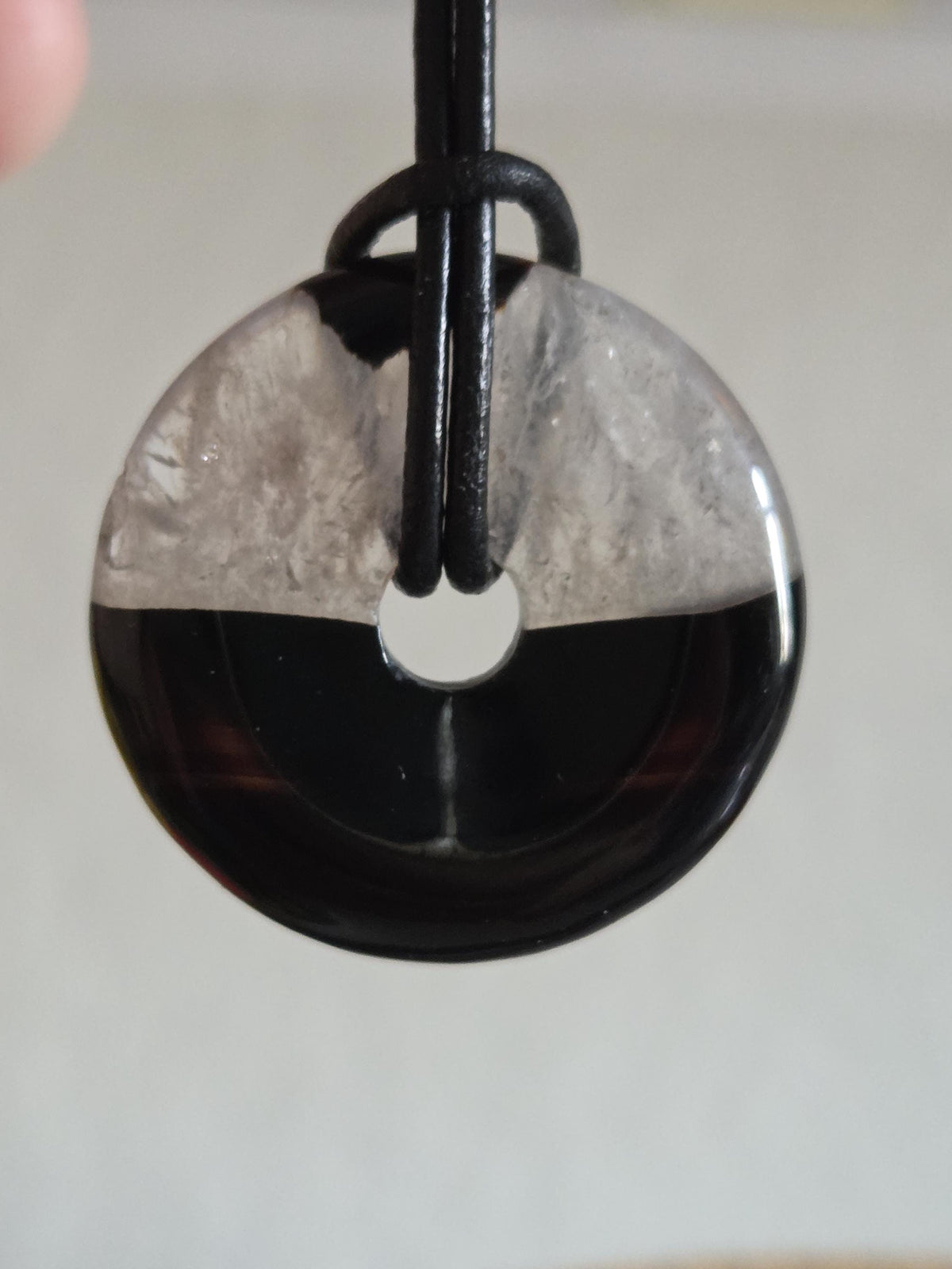 Sardonyx Onyx mit Bergkristall Donut Anhänger, 30 x 7 mm, an verstellbarem Lederband, Kronenchakra Wurzelchakra, spiritueller Schmuck