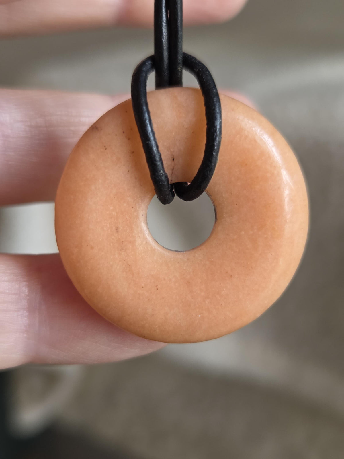 Pfirsich Aventurin Quarz orange Donut Anhänger, 30 x 6 mm, gebohrt, am Lederband, Pi-Stein, Sakralchakra Solarplexus, Meditation
