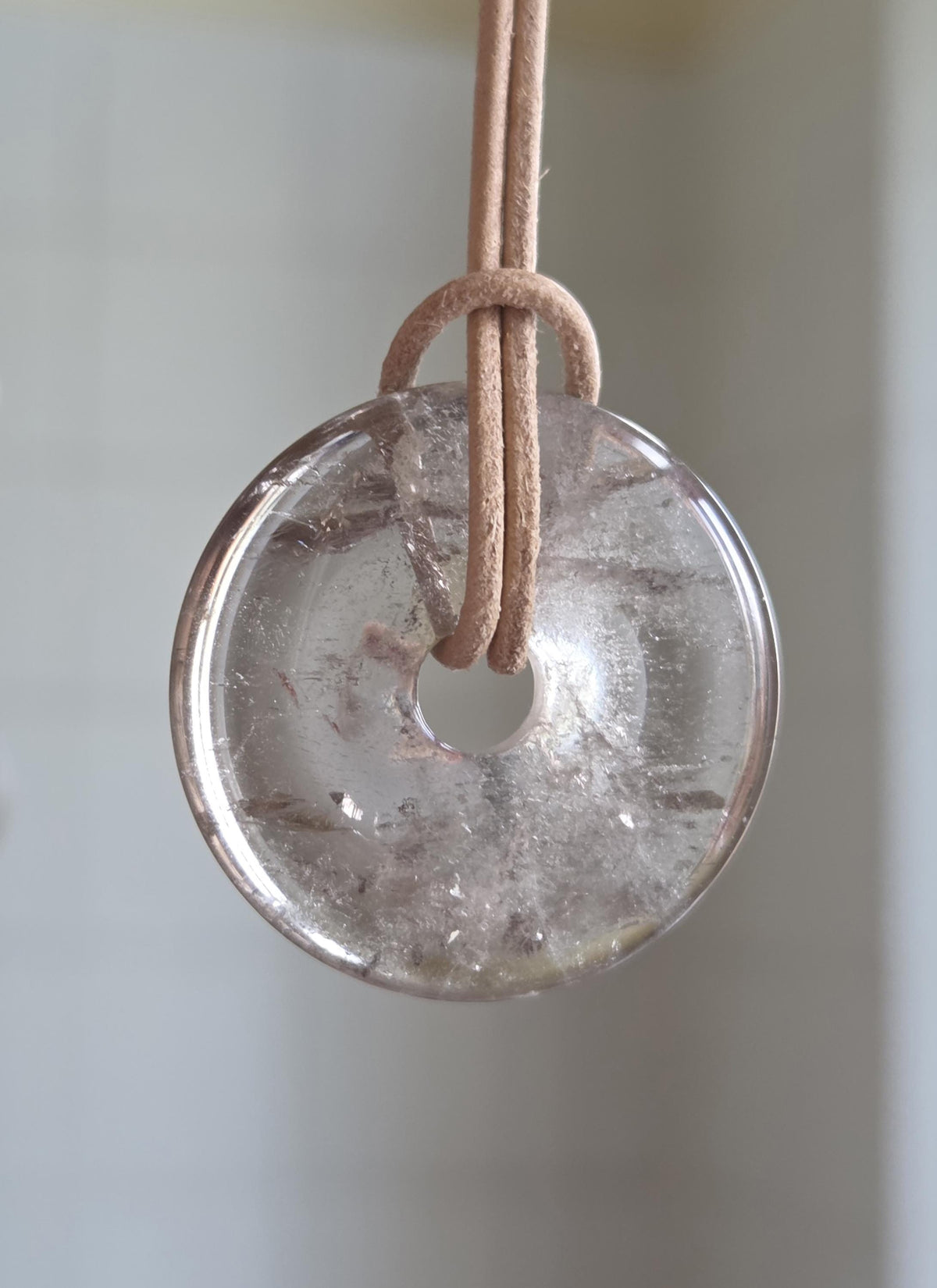 Rauchquarz Kristall Donut Anhänger mit zauberhaftem Innenleben Silber Glimmer, 30 x 6 mm, an verstellbarem Lederband Wurzelchakra Meditation