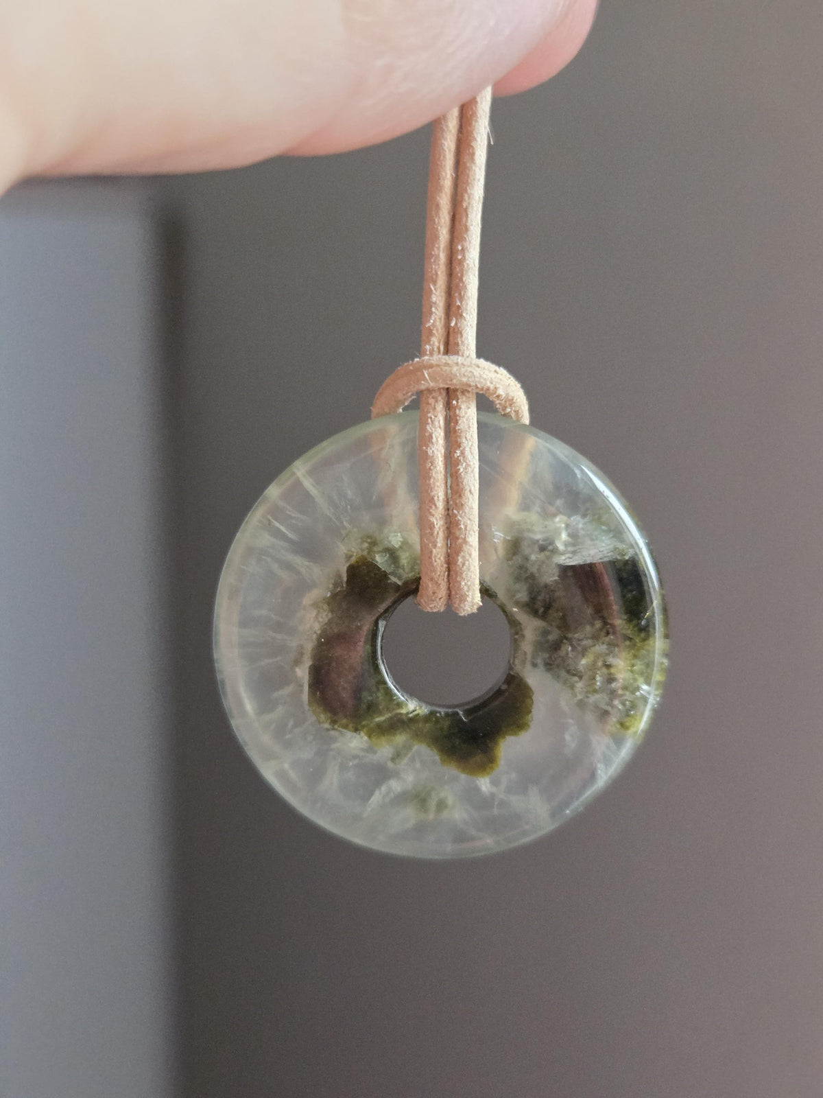 Zauberhafter Phrenit Donut, Kap-Smaragd Donut Anhänger, 30 x 5 mm, an verstellbarem Lederband, phrenite, Pi-Stein