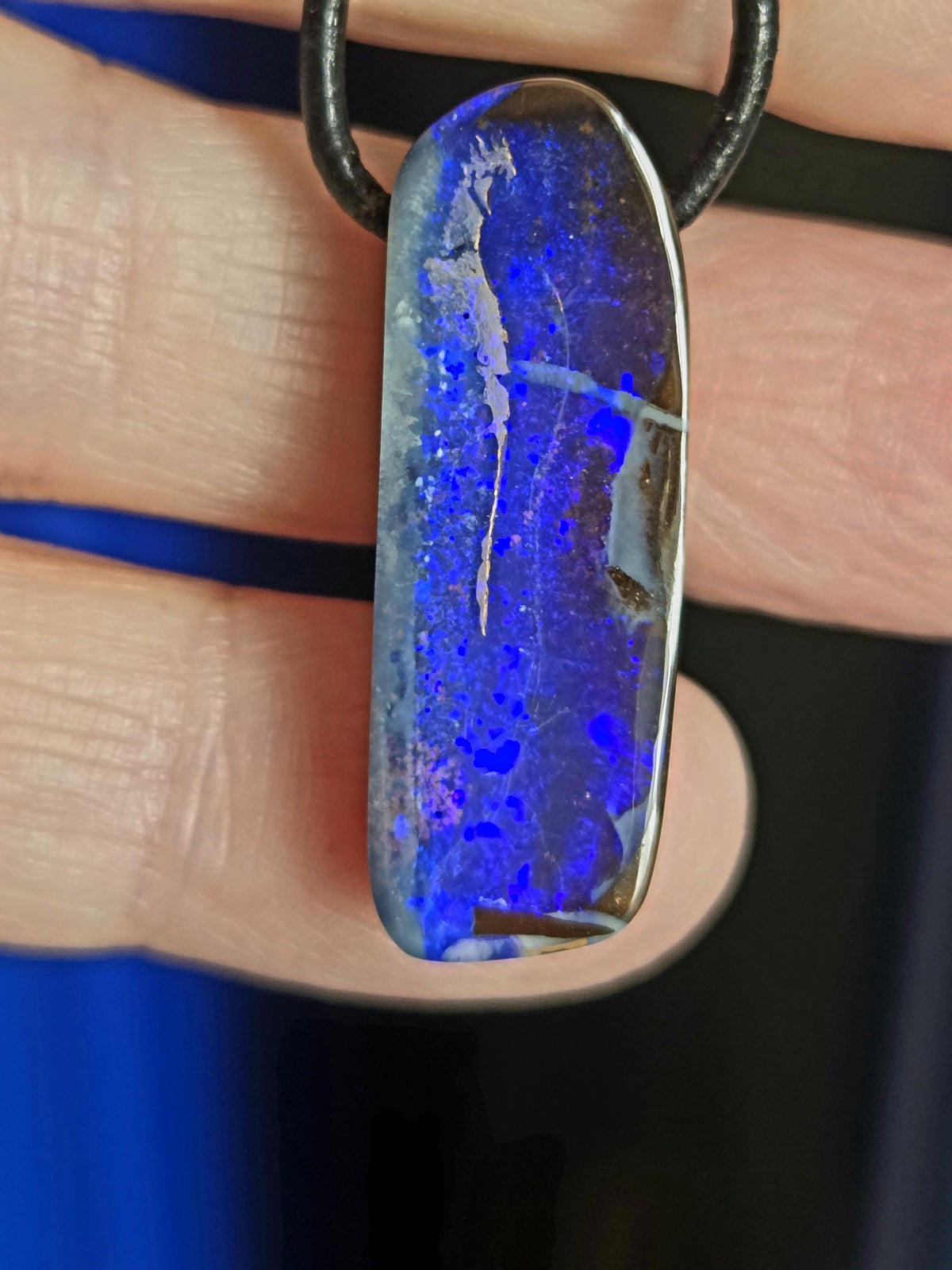 Boulderopal blau Anhänger, electric blue pattern, 31 x 11 x 14 mm, an verstellbarem Lederband, flashfire Opal Winton, schwarz grundig
