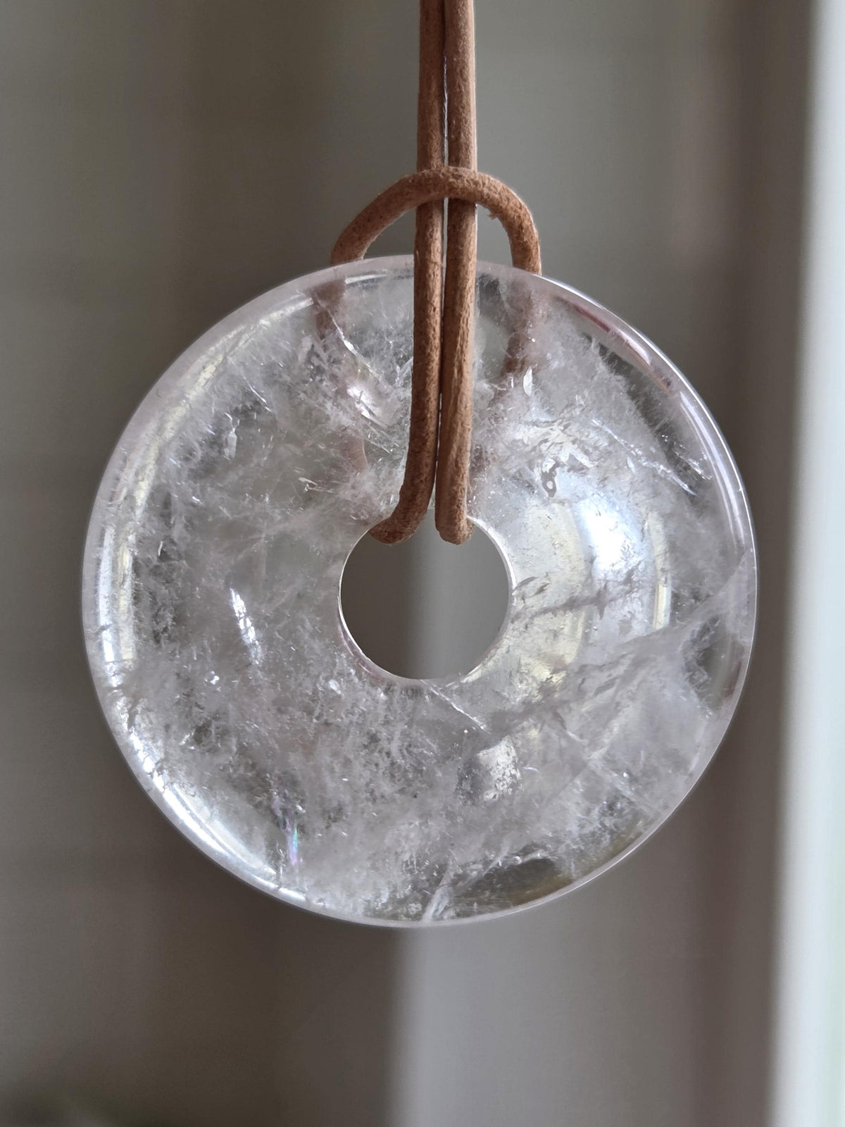 Bergkristall Donut Anhänger groß, 40 x 6 mm, an verstellbarem Lederband