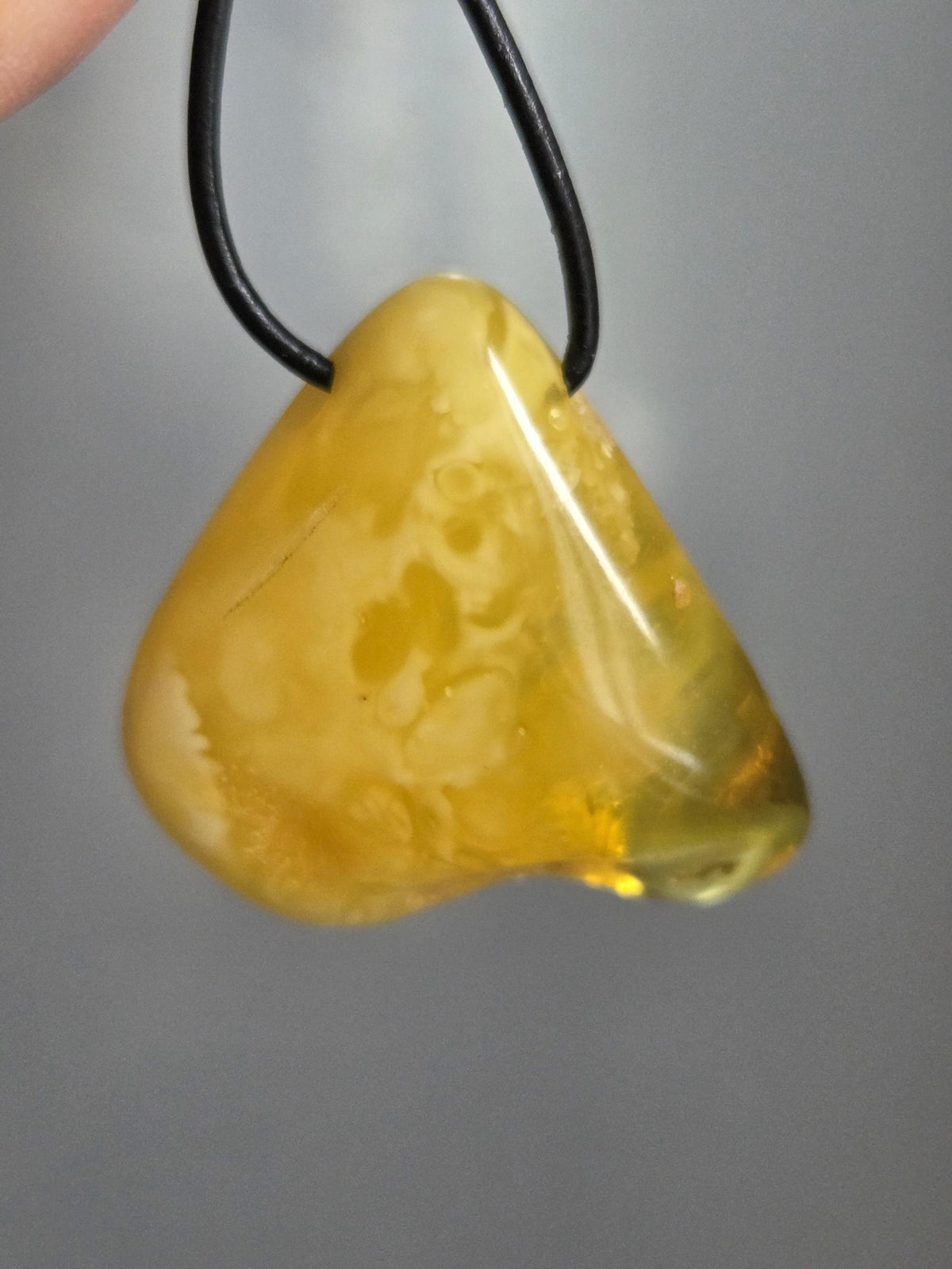 Baltischer Bernstein Anhänger Farbe gold und Butterscotch, Amulett, Amber pendant, 38 x 39 x 12 mm, an verstellbarem Lederband, Inclusen