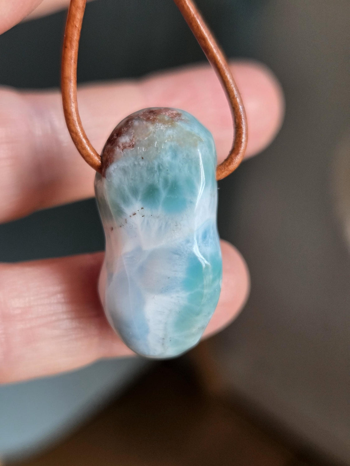 Larimar Anhänger, Atlantis Stein, 30 x 17 x 14 mm, gebohrt, an verstellbarem Lederband