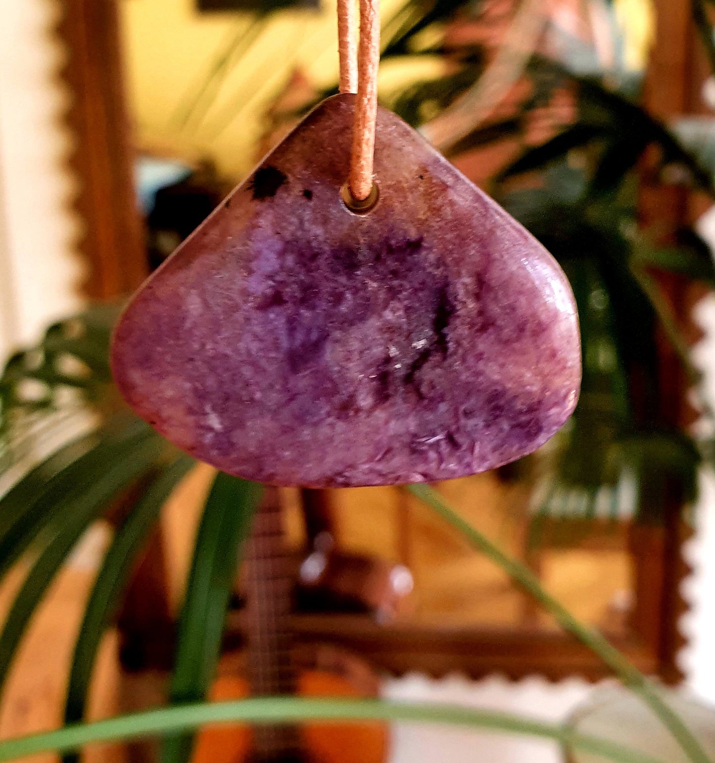 Großer Charoit Anhänger, Charoite Anhänger, 35 x 40 x 4 mm, gebohrt, am Lederband