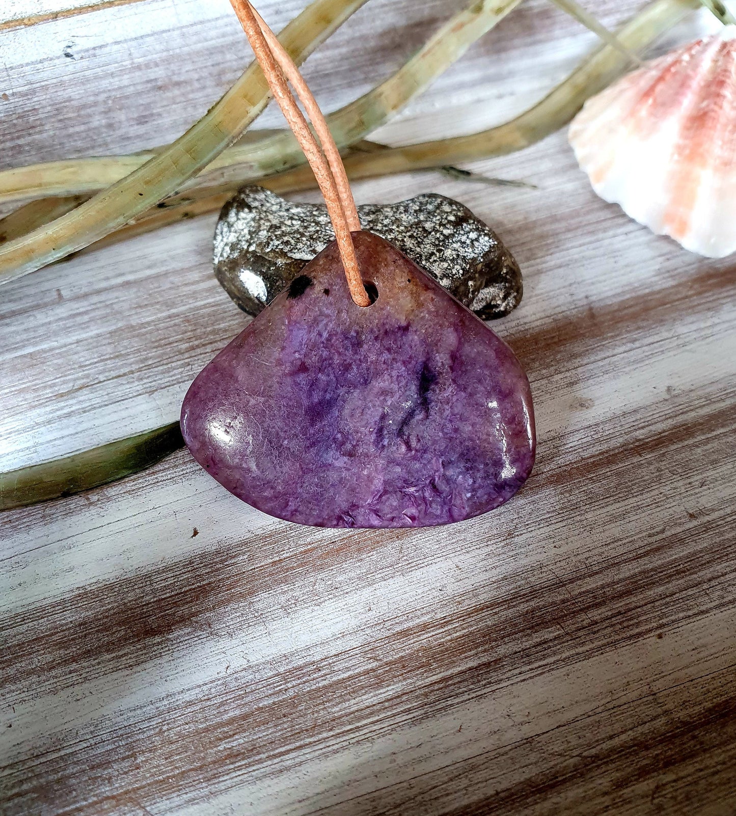 Großer Charoit Anhänger, Charoite Anhänger, 35 x 40 x 4 mm, gebohrt, am Lederband