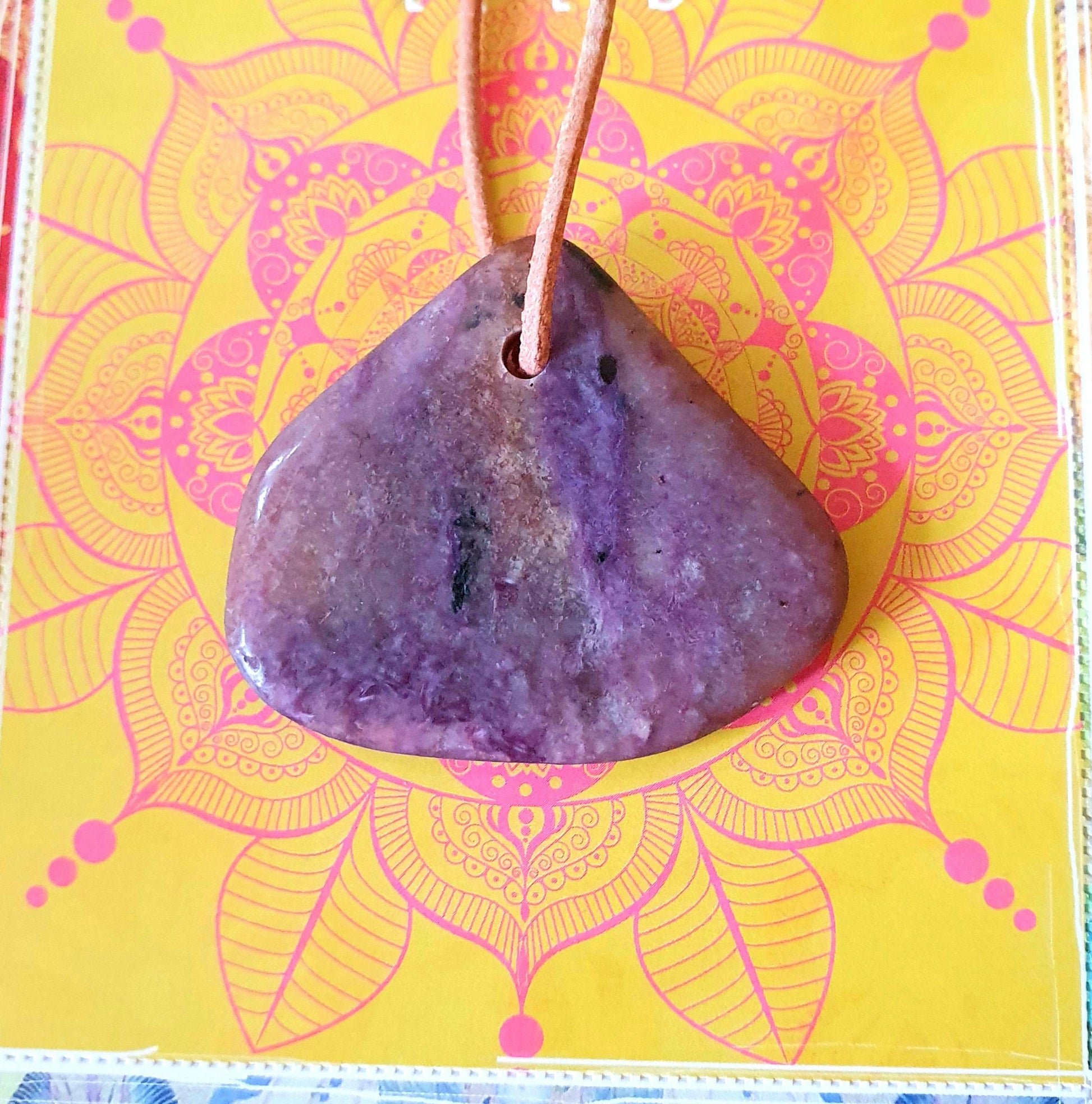 Großer Charoit Anhänger, Charoite Anhänger, 35 x 40 x 4 mm, gebohrt, am Lederband