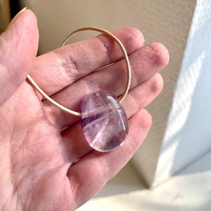 Fluorit weiß, lila, blau, Anhänger, 27 x 21 x 9 mm, gebohrt, am Lederband, Regenbogenfluorit, Feenstein