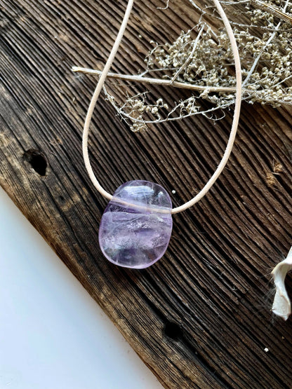 Fluorit weiß, lila, blau, Anhänger, 27 x 21 x 9 mm, gebohrt, am Lederband, Regenbogenfluorit, Feenstein