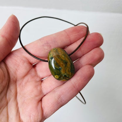 Regenwald Ryolith, Anhänger, 28 x 18 x 10 mm, gebohrt, am Lederband