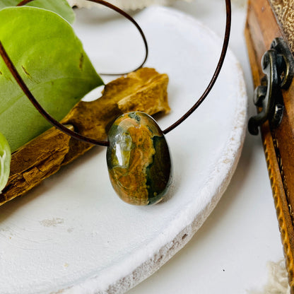 Regenwald Ryolith, Anhänger, 28 x 18 x 10 mm, gebohrt, am Lederband