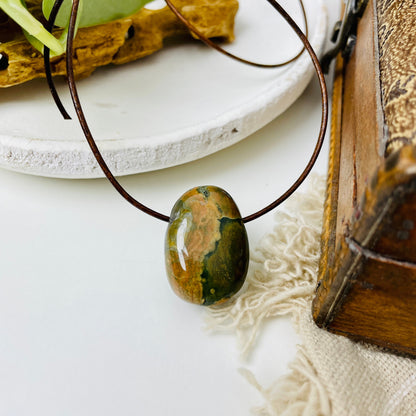 Regenwald Ryolith, Anhänger, 28 x 18 x 10 mm, gebohrt, am Lederband