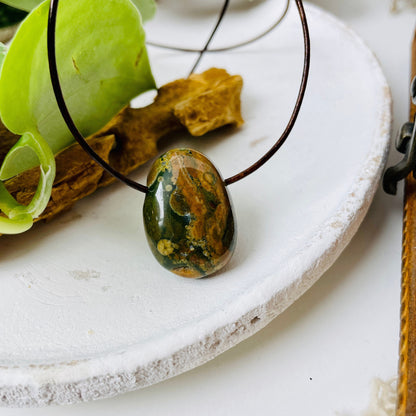 Regenwald Ryolith, Anhänger, 28 x 18 x 10 mm, gebohrt, am Lederband